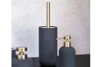 Mette Ditmer（メッテ・ディットマー）は、1995年にデンマークで設立されたインテリアブランドで、北欧ミニマリズムと洗練されたグラフィックデザインを融合させたスタイルで知られています。創設者メッテ・ディットマーのデザイン哲学は「ディテールにこそ真の個性が宿る」というもので、シンプルでありながら印象的な色使いや質感へのこだわりが、日常に上質な美しさをもたらします。バスルームアクセサリーやテキスタイル、ホームデコレーションなど幅広いラインナップを展開し、機能性と美しさを両立した製品は、ヨーロッパを中心に世界中で支持されています。サステナビリティにも配慮し、長く使える耐久性のある素材や時代に左右されないデザインを採用。Mette Ditmerは、日常空間を心地よく整えるための美意識とクラフトマンシップが詰まった北欧ブランドです。