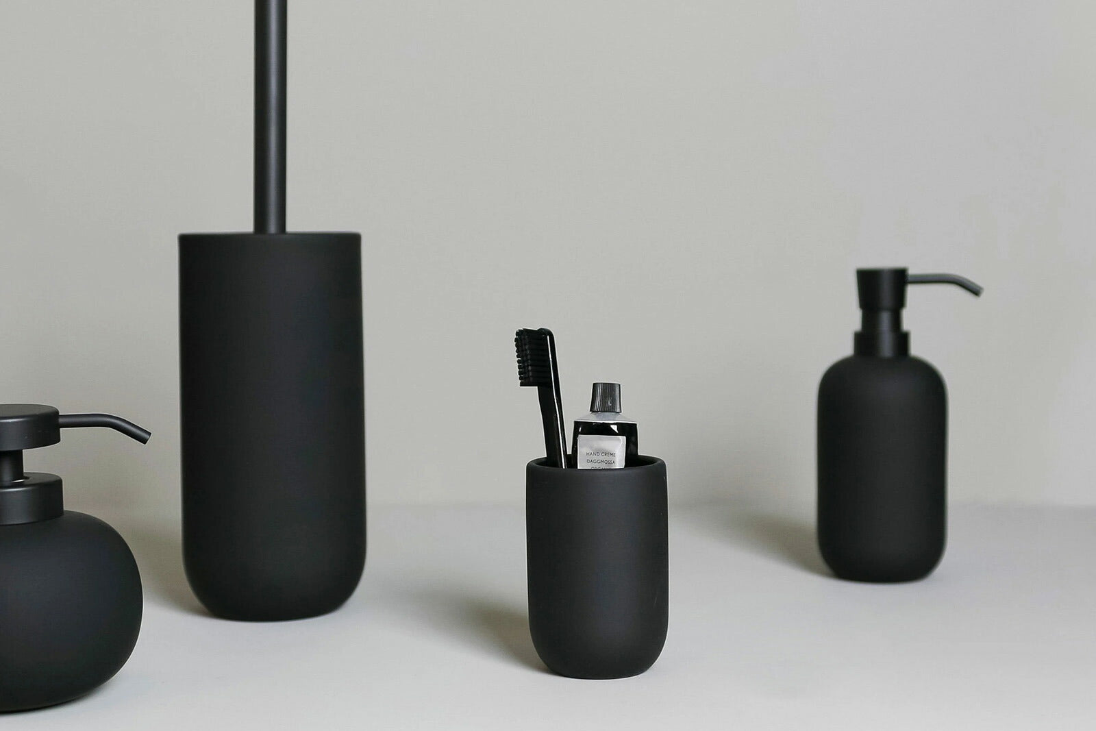 Mette Ditmer（メッテ・ディットマー）は、1995年にデンマークで設立されたインテリアブランドで、北欧ミニマリズムと洗練されたグラフィックデザインを融合させたスタイルで知られています。創設者メッテ・ディットマーのデザイン哲学は「ディテールにこそ真の個性が宿る」というもので、シンプルでありながら印象的な色使いや質感へのこだわりが、日常に上質な美しさをもたらします。バスルームアクセサリーやテキスタイル、ホームデコレーションなど幅広いラインナップを展開し、機能性と美しさを両立した製品は、ヨーロッパを中心に世界中で支持されています。サステナビリティにも配慮し、長く使える耐久性のある素材や時代に左右されないデザインを採用。Mette Ditmerは、日常空間を心地よく整えるための美意識とクラフトマンシップが詰まった北欧ブランドです。