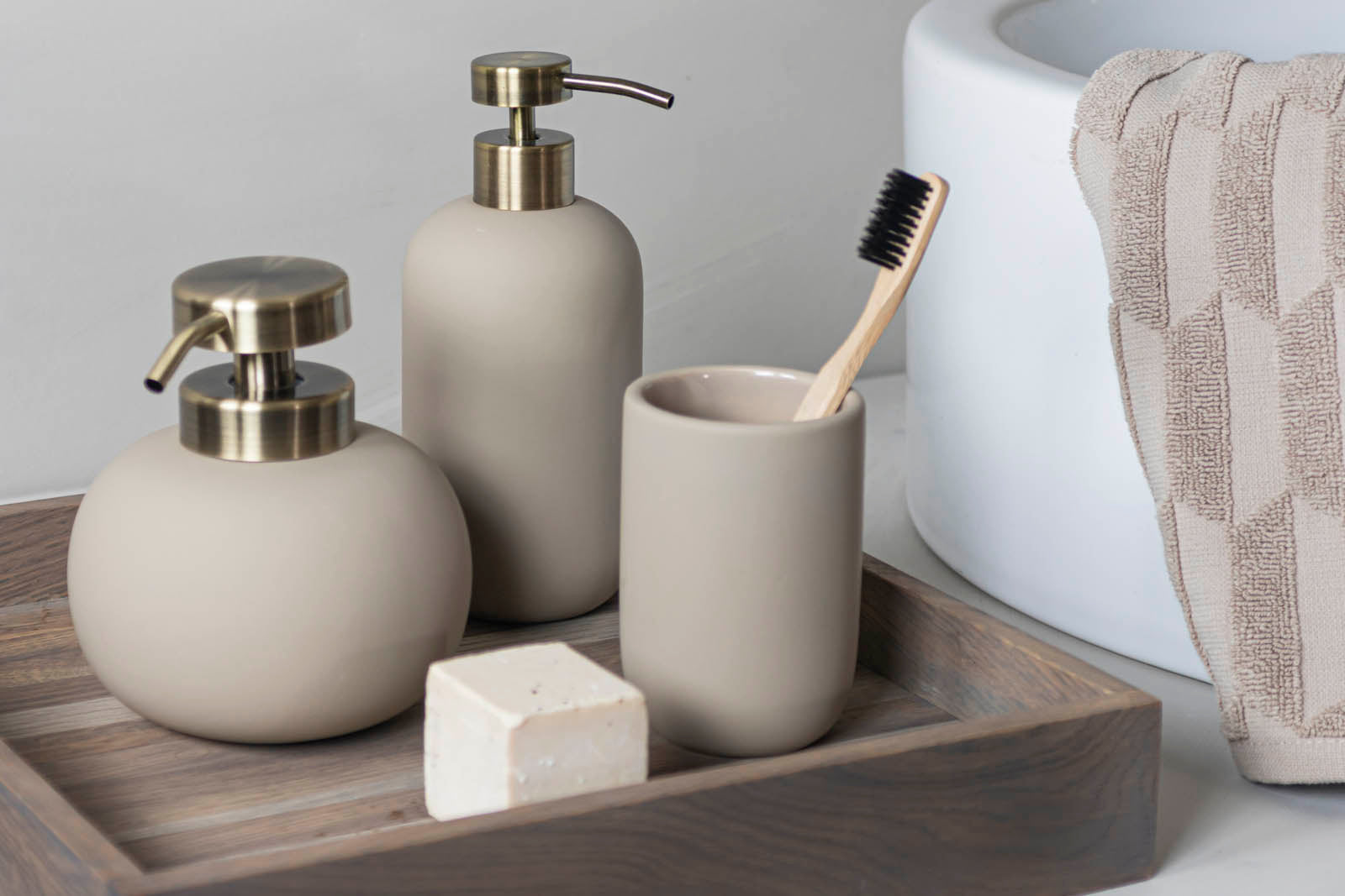 Mette Ditmer（メッテ・ディットマー）は、1995年にデンマークで設立されたインテリアブランドで、北欧ミニマリズムと洗練されたグラフィックデザインを融合させたスタイルで知られています。創設者メッテ・ディットマーのデザイン哲学は「ディテールにこそ真の個性が宿る」というもので、シンプルでありながら印象的な色使いや質感へのこだわりが、日常に上質な美しさをもたらします。バスルームアクセサリーやテキスタイル、ホームデコレーションなど幅広いラインナップを展開し、機能性と美しさを両立した製品は、ヨーロッパを中心に世界中で支持されています。サステナビリティにも配慮し、長く使える耐久性のある素材や時代に左右されないデザインを採用。Mette Ditmerは、日常空間を心地よく整えるための美意識とクラフトマンシップが詰まった北欧ブランドです。