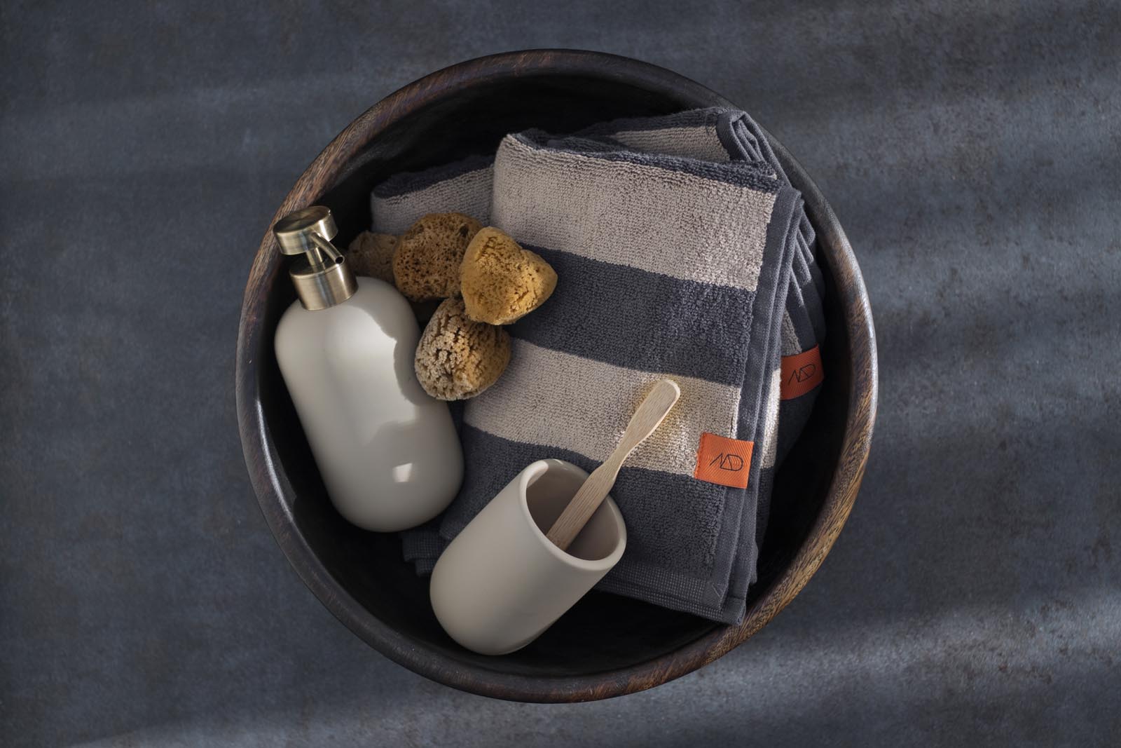 Mette Ditmer（メッテ・ディットマー）は、1995年にデンマークで設立されたインテリアブランドで、北欧ミニマリズムと洗練されたグラフィックデザインを融合させたスタイルで知られています。創設者メッテ・ディットマーのデザイン哲学は「ディテールにこそ真の個性が宿る」というもので、シンプルでありながら印象的な色使いや質感へのこだわりが、日常に上質な美しさをもたらします。バスルームアクセサリーやテキスタイル、ホームデコレーションなど幅広いラインナップを展開し、機能性と美しさを両立した製品は、ヨーロッパを中心に世界中で支持されています。サステナビリティにも配慮し、長く使える耐久性のある素材や時代に左右されないデザインを採用。Mette Ditmerは、日常空間を心地よく整えるための美意識とクラフトマンシップが詰まった北欧ブランドです。