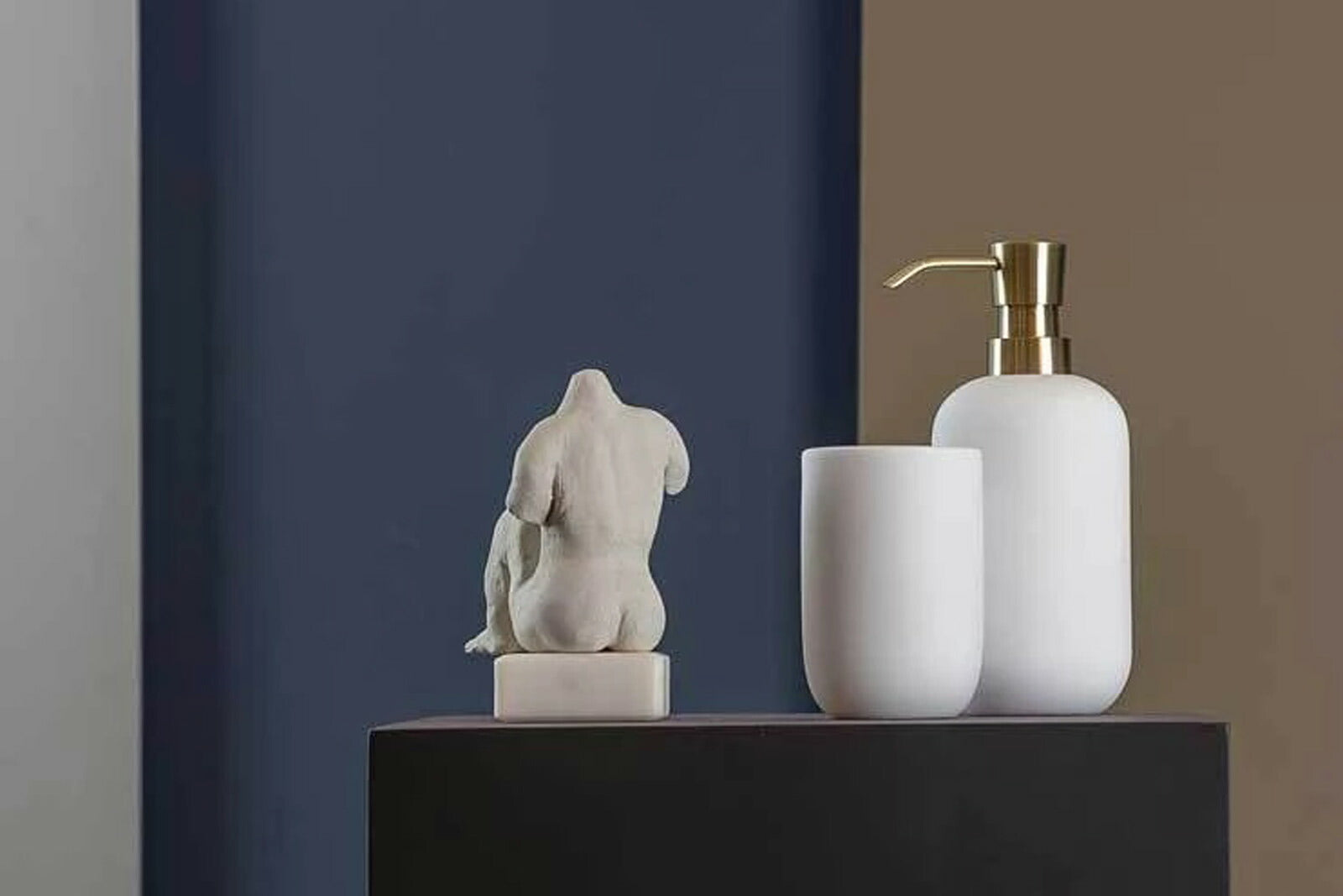 Mette Ditmer（メッテ・ディットマー）は、1995年にデンマークで設立されたインテリアブランドで、北欧ミニマリズムと洗練されたグラフィックデザインを融合させたスタイルで知られています。創設者メッテ・ディットマーのデザイン哲学は「ディテールにこそ真の個性が宿る」というもので、シンプルでありながら印象的な色使いや質感へのこだわりが、日常に上質な美しさをもたらします。バスルームアクセサリーやテキスタイル、ホームデコレーションなど幅広いラインナップを展開し、機能性と美しさを両立した製品は、ヨーロッパを中心に世界中で支持されています。サステナビリティにも配慮し、長く使える耐久性のある素材や時代に左右されないデザインを採用。Mette Ditmerは、日常空間を心地よく整えるための美意識とクラフトマンシップが詰まった北欧ブランドです。