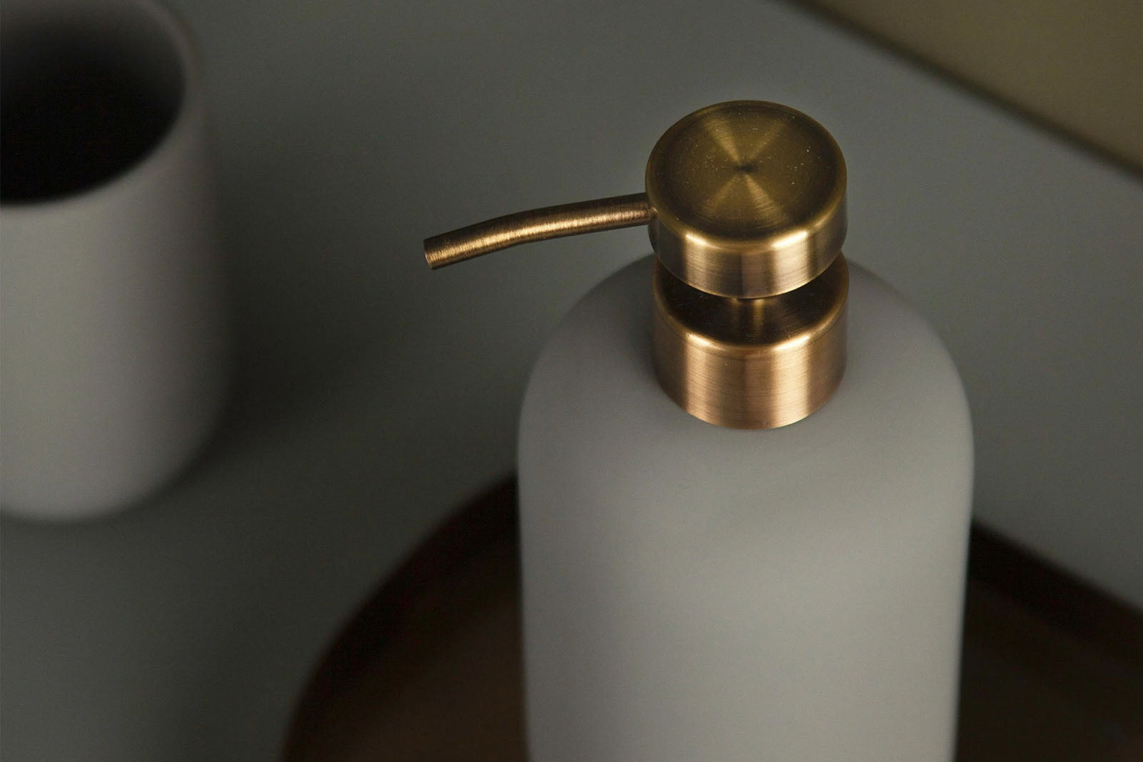 Mette Ditmer（メッテ・ディットマー）は、1995年にデンマークで設立されたインテリアブランドで、北欧ミニマリズムと洗練されたグラフィックデザインを融合させたスタイルで知られています。創設者メッテ・ディットマーのデザイン哲学は「ディテールにこそ真の個性が宿る」というもので、シンプルでありながら印象的な色使いや質感へのこだわりが、日常に上質な美しさをもたらします。バスルームアクセサリーやテキスタイル、ホームデコレーションなど幅広いラインナップを展開し、機能性と美しさを両立した製品は、ヨーロッパを中心に世界中で支持されています。サステナビリティにも配慮し、長く使える耐久性のある素材や時代に左右されないデザインを採用。Mette Ditmerは、日常空間を心地よく整えるための美意識とクラフトマンシップが詰まった北欧ブランドです。