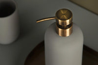 Mette Ditmer（メッテ・ディットマー）は、1995年にデンマークで設立されたインテリアブランドで、北欧ミニマリズムと洗練されたグラフィックデザインを融合させたスタイルで知られています。創設者メッテ・ディットマーのデザイン哲学は「ディテールにこそ真の個性が宿る」というもので、シンプルでありながら印象的な色使いや質感へのこだわりが、日常に上質な美しさをもたらします。バスルームアクセサリーやテキスタイル、ホームデコレーションなど幅広いラインナップを展開し、機能性と美しさを両立した製品は、ヨーロッパを中心に世界中で支持されています。サステナビリティにも配慮し、長く使える耐久性のある素材や時代に左右されないデザインを採用。Mette Ditmerは、日常空間を心地よく整えるための美意識とクラフトマンシップが詰まった北欧ブランドです。