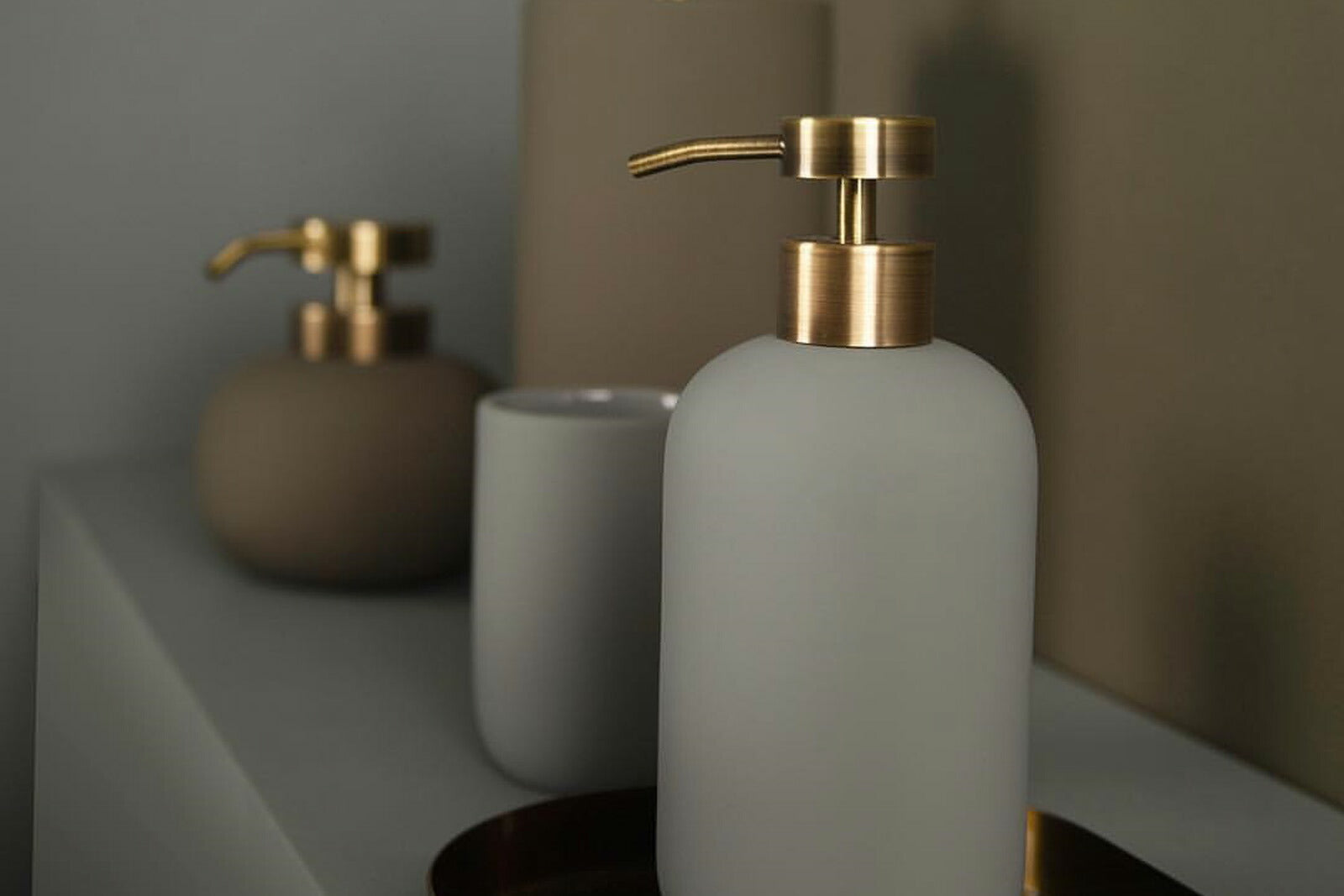 Mette Ditmer（メッテ・ディットマー）は、1995年にデンマークで設立されたインテリアブランドで、北欧ミニマリズムと洗練されたグラフィックデザインを融合させたスタイルで知られています。創設者メッテ・ディットマーのデザイン哲学は「ディテールにこそ真の個性が宿る」というもので、シンプルでありながら印象的な色使いや質感へのこだわりが、日常に上質な美しさをもたらします。バスルームアクセサリーやテキスタイル、ホームデコレーションなど幅広いラインナップを展開し、機能性と美しさを両立した製品は、ヨーロッパを中心に世界中で支持されています。サステナビリティにも配慮し、長く使える耐久性のある素材や時代に左右されないデザインを採用。Mette Ditmerは、日常空間を心地よく整えるための美意識とクラフトマンシップが詰まった北欧ブランドです。