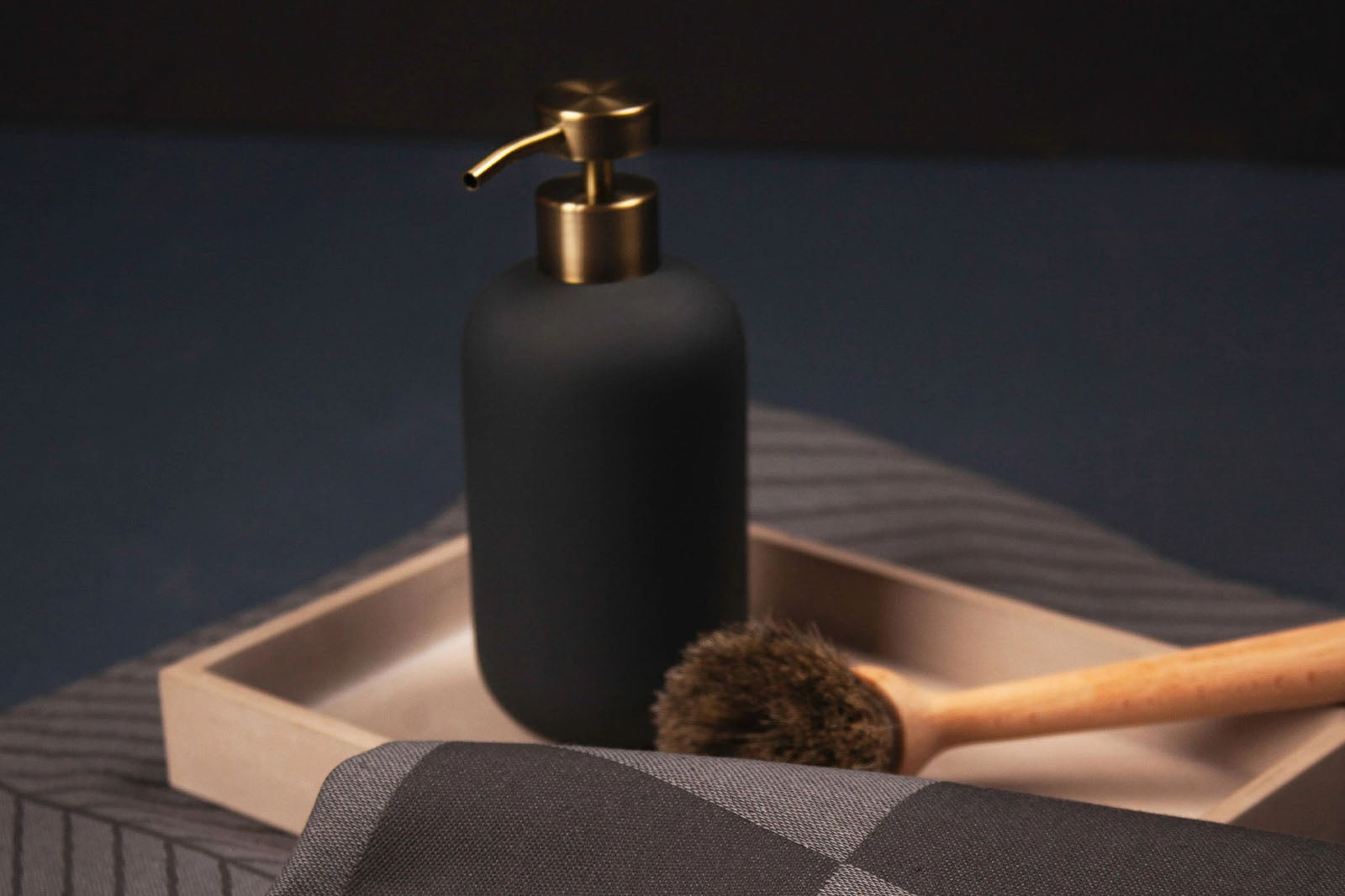 Mette Ditmer（メッテ・ディットマー）は、1995年にデンマークで設立されたインテリアブランドで、北欧ミニマリズムと洗練されたグラフィックデザインを融合させたスタイルで知られています。創設者メッテ・ディットマーのデザイン哲学は「ディテールにこそ真の個性が宿る」というもので、シンプルでありながら印象的な色使いや質感へのこだわりが、日常に上質な美しさをもたらします。バスルームアクセサリーやテキスタイル、ホームデコレーションなど幅広いラインナップを展開し、機能性と美しさを両立した製品は、ヨーロッパを中心に世界中で支持されています。サステナビリティにも配慮し、長く使える耐久性のある素材や時代に左右されないデザインを採用。Mette Ditmerは、日常空間を心地よく整えるための美意識とクラフトマンシップが詰まった北欧ブランドです。