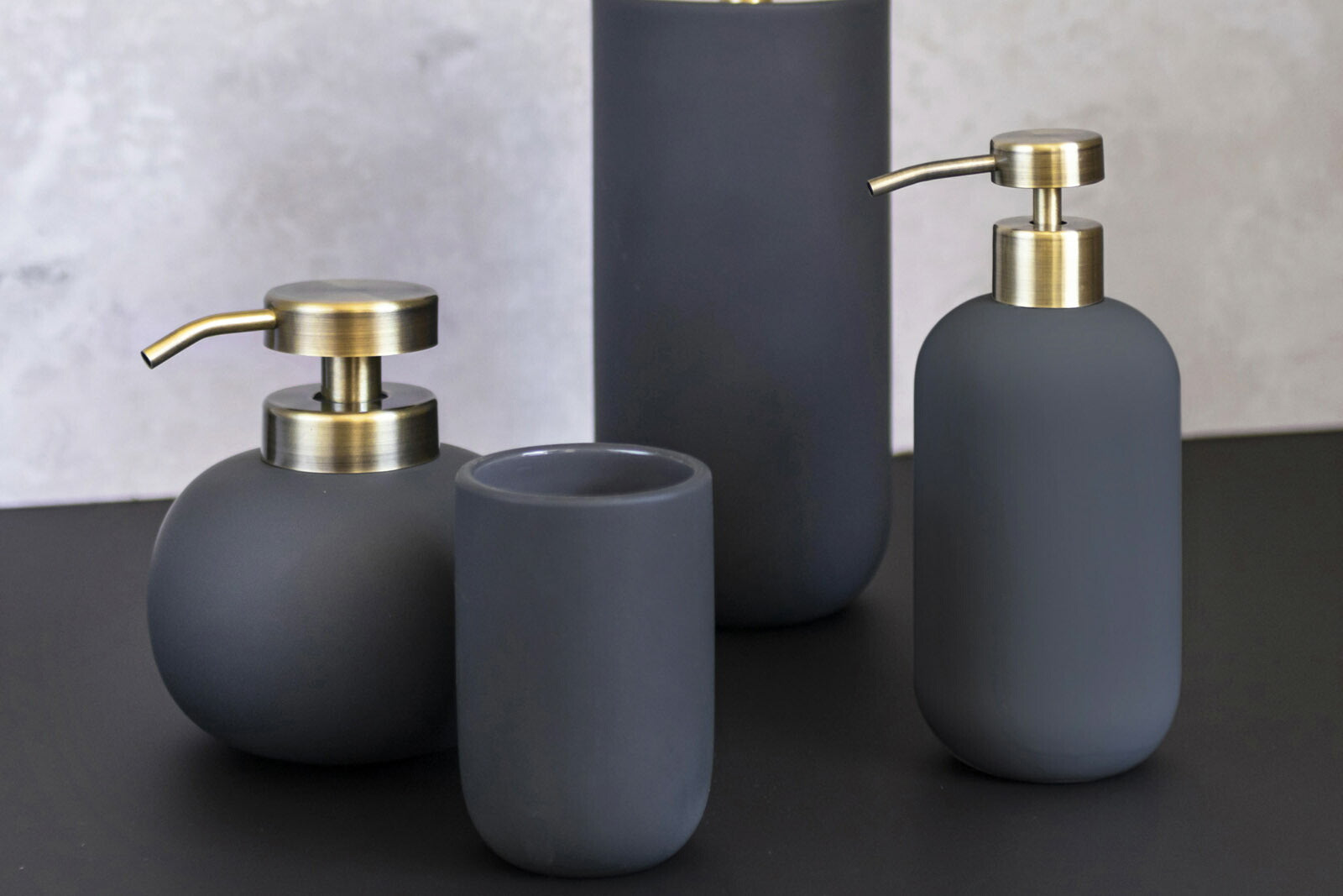 Mette Ditmer（メッテ・ディットマー）は、1995年にデンマークで設立されたインテリアブランドで、北欧ミニマリズムと洗練されたグラフィックデザインを融合させたスタイルで知られています。創設者メッテ・ディットマーのデザイン哲学は「ディテールにこそ真の個性が宿る」というもので、シンプルでありながら印象的な色使いや質感へのこだわりが、日常に上質な美しさをもたらします。バスルームアクセサリーやテキスタイル、ホームデコレーションなど幅広いラインナップを展開し、機能性と美しさを両立した製品は、ヨーロッパを中心に世界中で支持されています。サステナビリティにも配慮し、長く使える耐久性のある素材や時代に左右されないデザインを採用。Mette Ditmerは、日常空間を心地よく整えるための美意識とクラフトマンシップが詰まった北欧ブランドです。