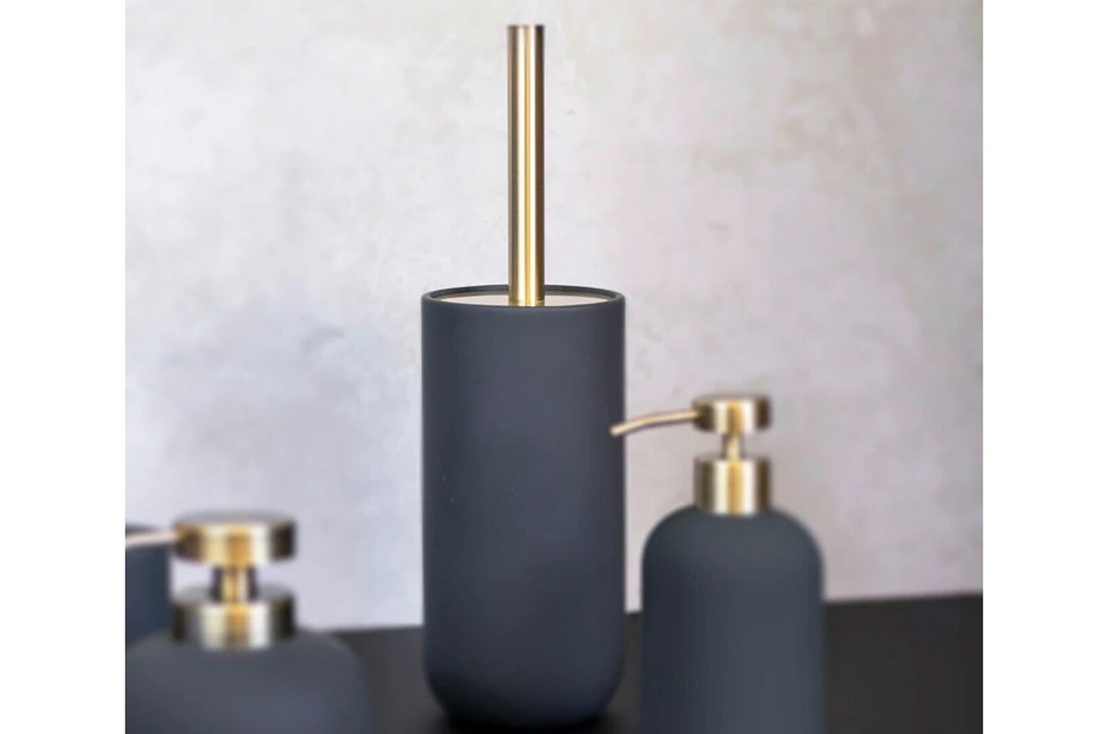 Mette Ditmer（メッテ・ディットマー）は、1995年にデンマークで設立されたインテリアブランドで、北欧ミニマリズムと洗練されたグラフィックデザインを融合させたスタイルで知られています。創設者メッテ・ディットマーのデザイン哲学は「ディテールにこそ真の個性が宿る」というもので、シンプルでありながら印象的な色使いや質感へのこだわりが、日常に上質な美しさをもたらします。バスルームアクセサリーやテキスタイル、ホームデコレーションなど幅広いラインナップを展開し、機能性と美しさを両立した製品は、ヨーロッパを中心に世界中で支持されています。サステナビリティにも配慮し、長く使える耐久性のある素材や時代に左右されないデザインを採用。Mette Ditmerは、日常空間を心地よく整えるための美意識とクラフトマンシップが詰まった北欧ブランドです。