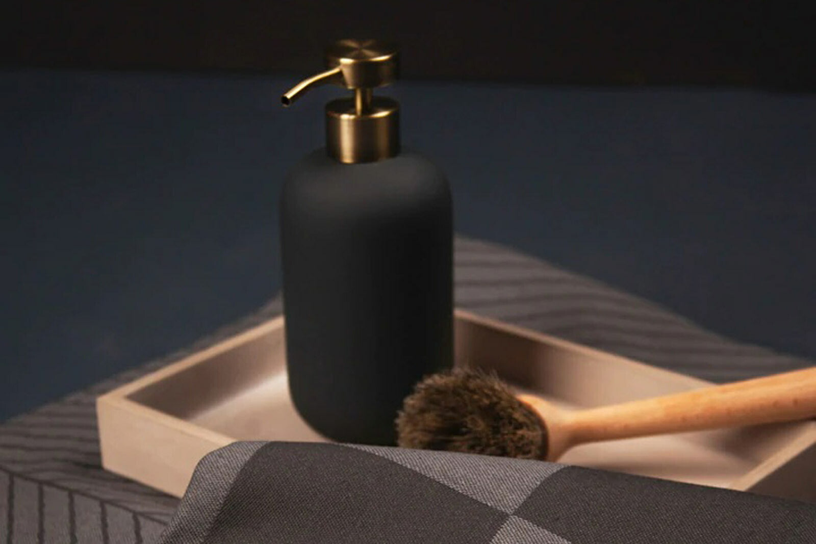 Mette Ditmer（メッテ・ディットマー）は、1995年にデンマークで設立されたインテリアブランドで、北欧ミニマリズムと洗練されたグラフィックデザインを融合させたスタイルで知られています。創設者メッテ・ディットマーのデザイン哲学は「ディテールにこそ真の個性が宿る」というもので、シンプルでありながら印象的な色使いや質感へのこだわりが、日常に上質な美しさをもたらします。バスルームアクセサリーやテキスタイル、ホームデコレーションなど幅広いラインナップを展開し、機能性と美しさを両立した製品は、ヨーロッパを中心に世界中で支持されています。サステナビリティにも配慮し、長く使える耐久性のある素材や時代に左右されないデザインを採用。Mette Ditmerは、日常空間を心地よく整えるための美意識とクラフトマンシップが詰まった北欧ブランドです。