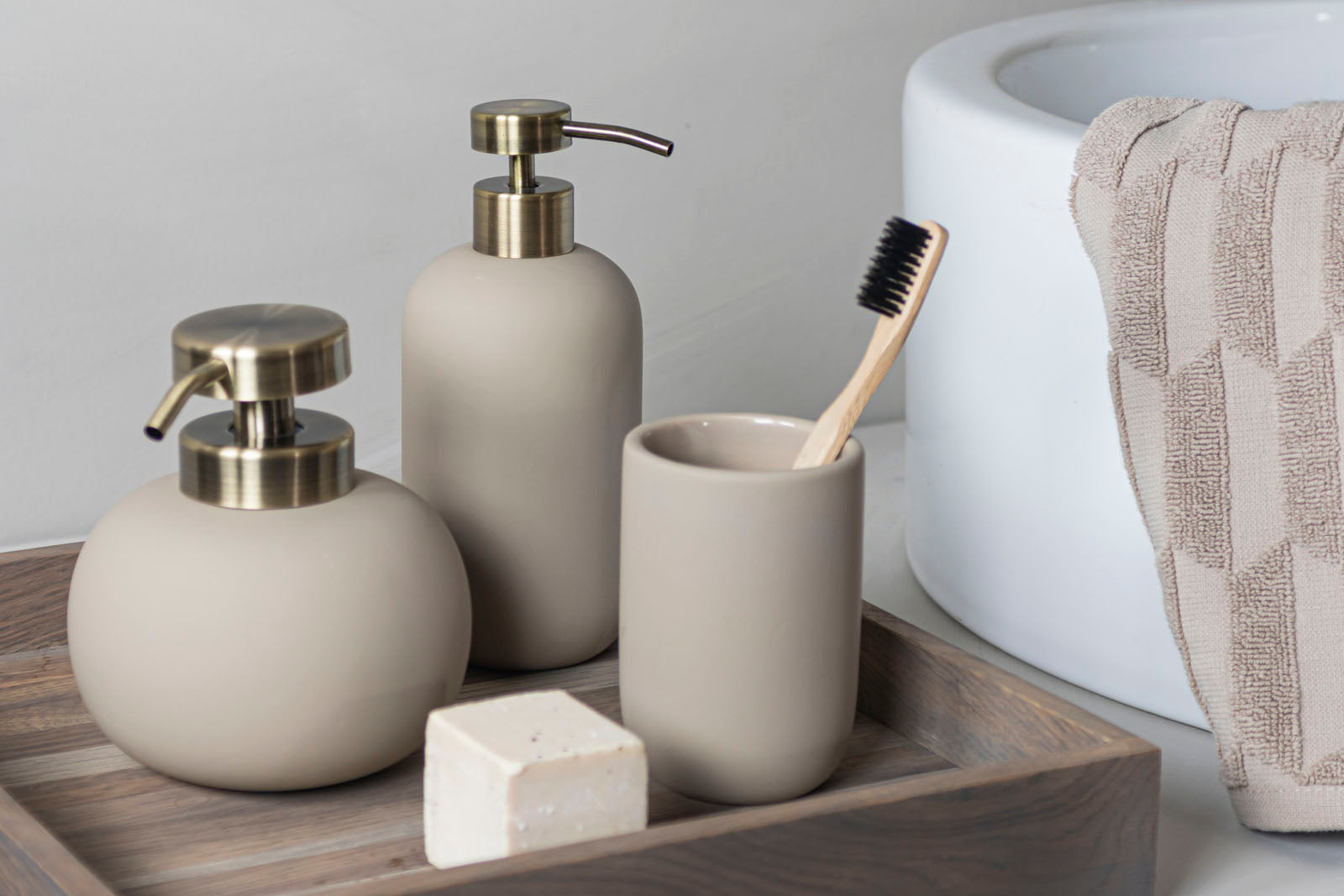 Mette Ditmer（メッテ・ディットマー）は、1995年にデンマークで設立されたインテリアブランドで、北欧ミニマリズムと洗練されたグラフィックデザインを融合させたスタイルで知られています。創設者メッテ・ディットマーのデザイン哲学は「ディテールにこそ真の個性が宿る」というもので、シンプルでありながら印象的な色使いや質感へのこだわりが、日常に上質な美しさをもたらします。バスルームアクセサリーやテキスタイル、ホームデコレーションなど幅広いラインナップを展開し、機能性と美しさを両立した製品は、ヨーロッパを中心に世界中で支持されています。サステナビリティにも配慮し、長く使える耐久性のある素材や時代に左右されないデザインを採用。Mette Ditmerは、日常空間を心地よく整えるための美意識とクラフトマンシップが詰まった北欧ブランドです。