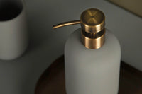 Mette Ditmer（メッテ・ディットマー）は、1995年にデンマークで設立されたインテリアブランドで、北欧ミニマリズムと洗練されたグラフィックデザインを融合させたスタイルで知られています。創設者メッテ・ディットマーのデザイン哲学は「ディテールにこそ真の個性が宿る」というもので、シンプルでありながら印象的な色使いや質感へのこだわりが、日常に上質な美しさをもたらします。バスルームアクセサリーやテキスタイル、ホームデコレーションなど幅広いラインナップを展開し、機能性と美しさを両立した製品は、ヨーロッパを中心に世界中で支持されています。サステナビリティにも配慮し、長く使える耐久性のある素材や時代に左右されないデザインを採用。Mette Ditmerは、日常空間を心地よく整えるための美意識とクラフトマンシップが詰まった北欧ブランドです。