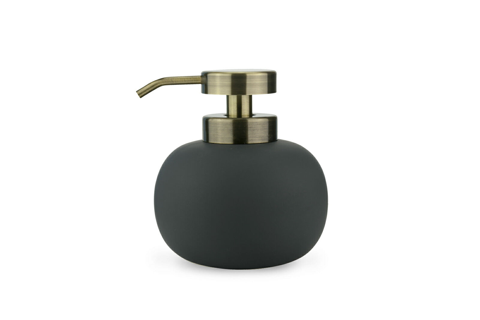 Mette Ditmer（メッテ・ディットマー）は、1995年にデンマークで設立されたインテリアブランドで、北欧ミニマリズムと洗練されたグラフィックデザインを融合させたスタイルで知られています。創設者メッテ・ディットマーのデザイン哲学は「ディテールにこそ真の個性が宿る」というもので、シンプルでありながら印象的な色使いや質感へのこだわりが、日常に上質な美しさをもたらします。バスルームアクセサリーやテキスタイル、ホームデコレーションなど幅広いラインナップを展開し、機能性と美しさを両立した製品は、ヨーロッパを中心に世界中で支持されています。サステナビリティにも配慮し、長く使える耐久性のある素材や時代に左右されないデザインを採用。Mette Ditmerは、日常空間を心地よく整えるための美意識とクラフトマンシップが詰まった北欧ブランドです。