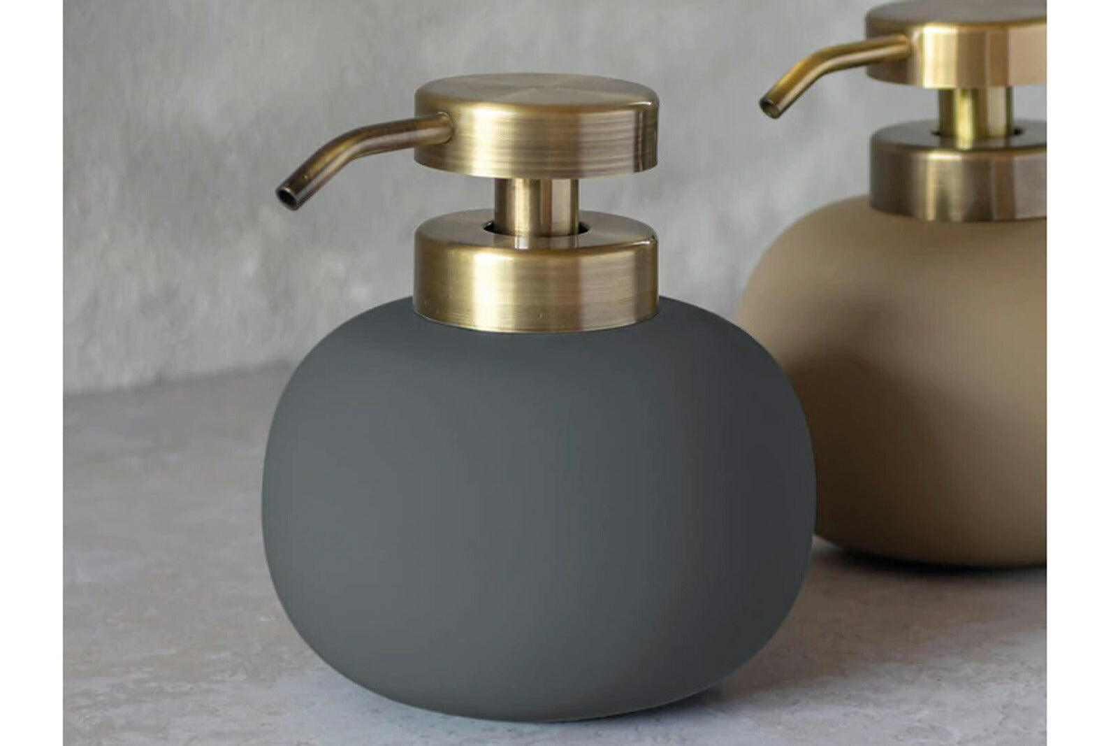 Mette Ditmer（メッテ・ディットマー）は、1995年にデンマークで設立されたインテリアブランドで、北欧ミニマリズムと洗練されたグラフィックデザインを融合させたスタイルで知られています。創設者メッテ・ディットマーのデザイン哲学は「ディテールにこそ真の個性が宿る」というもので、シンプルでありながら印象的な色使いや質感へのこだわりが、日常に上質な美しさをもたらします。バスルームアクセサリーやテキスタイル、ホームデコレーションなど幅広いラインナップを展開し、機能性と美しさを両立した製品は、ヨーロッパを中心に世界中で支持されています。サステナビリティにも配慮し、長く使える耐久性のある素材や時代に左右されないデザインを採用。Mette Ditmerは、日常空間を心地よく整えるための美意識とクラフトマンシップが詰まった北欧ブランドです。