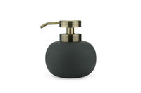 Mette Ditmer（メッテ・ディットマー）は、1995年にデンマークで設立されたインテリアブランドで、北欧ミニマリズムと洗練されたグラフィックデザインを融合させたスタイルで知られています。創設者メッテ・ディットマーのデザイン哲学は「ディテールにこそ真の個性が宿る」というもので、シンプルでありながら印象的な色使いや質感へのこだわりが、日常に上質な美しさをもたらします。バスルームアクセサリーやテキスタイル、ホームデコレーションなど幅広いラインナップを展開し、機能性と美しさを両立した製品は、ヨーロッパを中心に世界中で支持されています。サステナビリティにも配慮し、長く使える耐久性のある素材や時代に左右されないデザインを採用。Mette Ditmerは、日常空間を心地よく整えるための美意識とクラフトマンシップが詰まった北欧ブランドです。