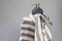 Mette Ditmer（メッテ・ディットマー）は、1995年にデンマークで設立されたインテリアブランドで、北欧ミニマリズムと洗練されたグラフィックデザインを融合させたスタイルで知られています。創設者メッテ・ディットマーのデザイン哲学は「ディテールにこそ真の個性が宿る」というもので、シンプルでありながら印象的な色使いや質感へのこだわりが、日常に上質な美しさをもたらします。バスルームアクセサリーやテキスタイル、ホームデコレーションなど幅広いラインナップを展開し、機能性と美しさを両立した製品は、ヨーロッパを中心に世界中で支持されています。サステナビリティにも配慮し、長く使える耐久性のある素材や時代に左右されないデザインを採用。Mette Ditmerは、日常空間を心地よく整えるための美意識とクラフトマンシップが詰まった北欧ブランドです。