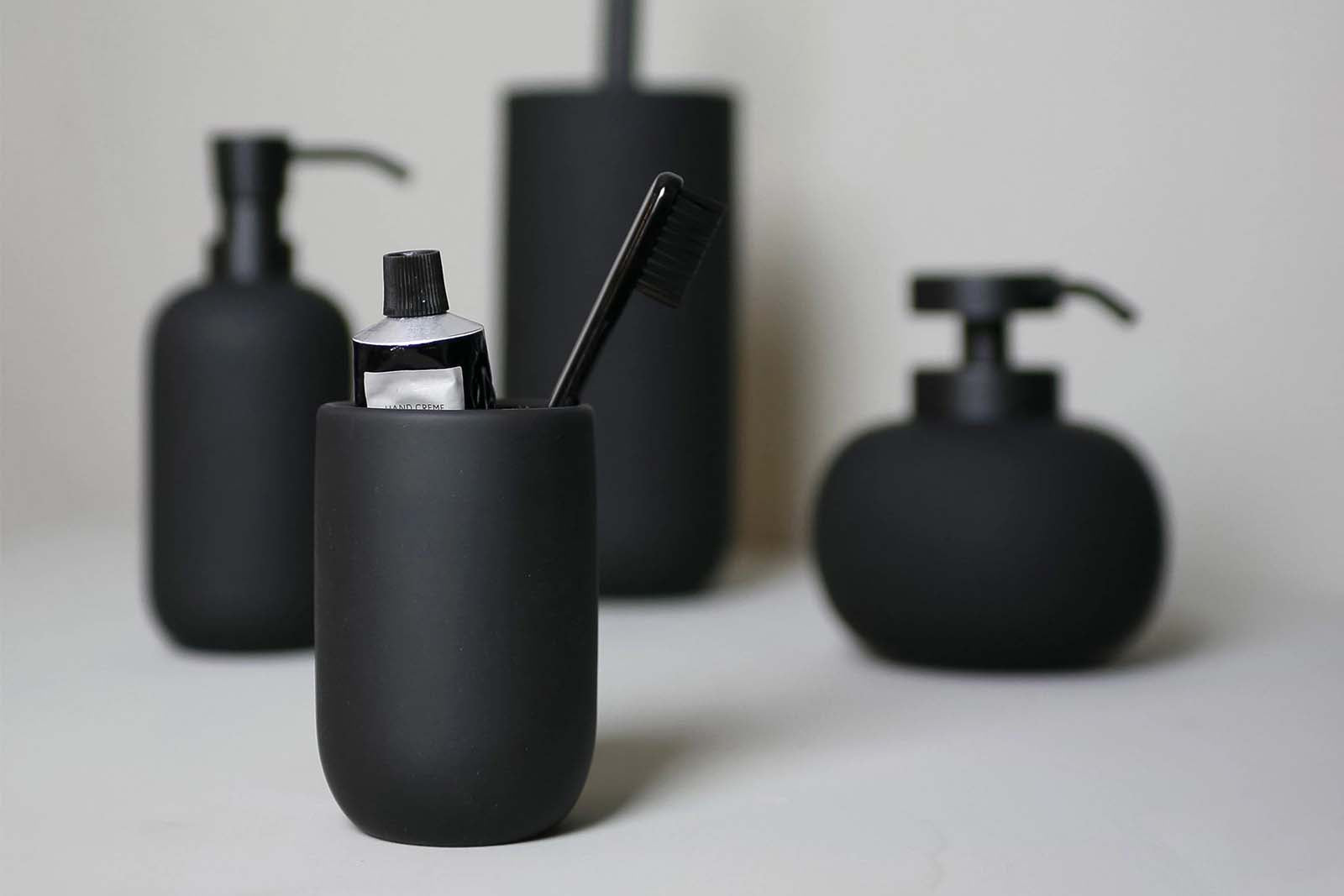 Mette Ditmer（メッテ・ディットマー）は、1995年にデンマークで設立されたインテリアブランドで、北欧ミニマリズムと洗練されたグラフィックデザインを融合させたスタイルで知られています。創設者メッテ・ディットマーのデザイン哲学は「ディテールにこそ真の個性が宿る」というもので、シンプルでありながら印象的な色使いや質感へのこだわりが、日常に上質な美しさをもたらします。バスルームアクセサリーやテキスタイル、ホームデコレーションなど幅広いラインナップを展開し、機能性と美しさを両立した製品は、ヨーロッパを中心に世界中で支持されています。サステナビリティにも配慮し、長く使える耐久性のある素材や時代に左右されないデザインを採用。Mette Ditmerは、日常空間を心地よく整えるための美意識とクラフトマンシップが詰まった北欧ブランドです。