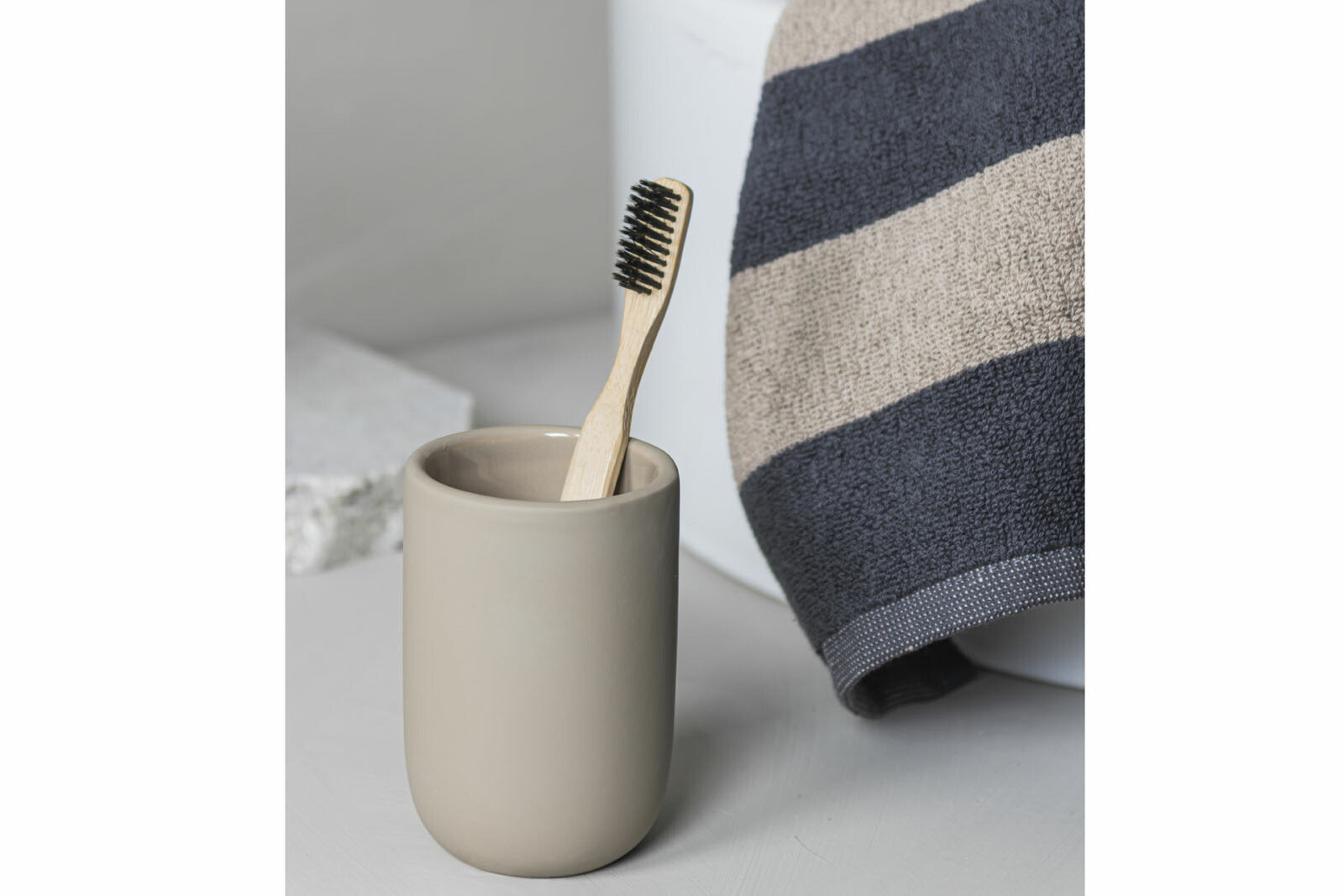 Mette Ditmer（メッテ・ディットマー）は、1995年にデンマークで設立されたインテリアブランドで、北欧ミニマリズムと洗練されたグラフィックデザインを融合させたスタイルで知られています。創設者メッテ・ディットマーのデザイン哲学は「ディテールにこそ真の個性が宿る」というもので、シンプルでありながら印象的な色使いや質感へのこだわりが、日常に上質な美しさをもたらします。バスルームアクセサリーやテキスタイル、ホームデコレーションなど幅広いラインナップを展開し、機能性と美しさを両立した製品は、ヨーロッパを中心に世界中で支持されています。サステナビリティにも配慮し、長く使える耐久性のある素材や時代に左右されないデザインを採用。Mette Ditmerは、日常空間を心地よく整えるための美意識とクラフトマンシップが詰まった北欧ブランドです。