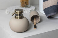 Mette Ditmer（メッテ・ディットマー）は、1995年にデンマークで設立されたインテリアブランドで、北欧ミニマリズムと洗練されたグラフィックデザインを融合させたスタイルで知られています。創設者メッテ・ディットマーのデザイン哲学は「ディテールにこそ真の個性が宿る」というもので、シンプルでありながら印象的な色使いや質感へのこだわりが、日常に上質な美しさをもたらします。バスルームアクセサリーやテキスタイル、ホームデコレーションなど幅広いラインナップを展開し、機能性と美しさを両立した製品は、ヨーロッパを中心に世界中で支持されています。サステナビリティにも配慮し、長く使える耐久性のある素材や時代に左右されないデザインを採用。Mette Ditmerは、日常空間を心地よく整えるための美意識とクラフトマンシップが詰まった北欧ブランドです。