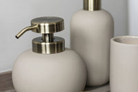 Mette Ditmer（メッテ・ディットマー）は、1995年にデンマークで設立されたインテリアブランドで、北欧ミニマリズムと洗練されたグラフィックデザインを融合させたスタイルで知られています。創設者メッテ・ディットマーのデザイン哲学は「ディテールにこそ真の個性が宿る」というもので、シンプルでありながら印象的な色使いや質感へのこだわりが、日常に上質な美しさをもたらします。バスルームアクセサリーやテキスタイル、ホームデコレーションなど幅広いラインナップを展開し、機能性と美しさを両立した製品は、ヨーロッパを中心に世界中で支持されています。サステナビリティにも配慮し、長く使える耐久性のある素材や時代に左右されないデザインを採用。Mette Ditmerは、日常空間を心地よく整えるための美意識とクラフトマンシップが詰まった北欧ブランドです。