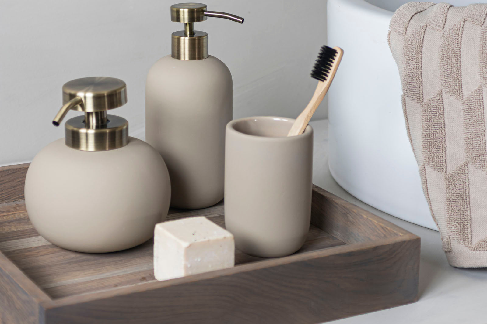 Mette Ditmer（メッテ・ディットマー）は、1995年にデンマークで設立されたインテリアブランドで、北欧ミニマリズムと洗練されたグラフィックデザインを融合させたスタイルで知られています。創設者メッテ・ディットマーのデザイン哲学は「ディテールにこそ真の個性が宿る」というもので、シンプルでありながら印象的な色使いや質感へのこだわりが、日常に上質な美しさをもたらします。バスルームアクセサリーやテキスタイル、ホームデコレーションなど幅広いラインナップを展開し、機能性と美しさを両立した製品は、ヨーロッパを中心に世界中で支持されています。サステナビリティにも配慮し、長く使える耐久性のある素材や時代に左右されないデザインを採用。Mette Ditmerは、日常空間を心地よく整えるための美意識とクラフトマンシップが詰まった北欧ブランドです。