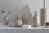 Mette Ditmer（メッテ・ディットマー）は、1995年にデンマークで設立されたインテリアブランドで、北欧ミニマリズムと洗練されたグラフィックデザインを融合させたスタイルで知られています。創設者メッテ・ディットマーのデザイン哲学は「ディテールにこそ真の個性が宿る」というもので、シンプルでありながら印象的な色使いや質感へのこだわりが、日常に上質な美しさをもたらします。バスルームアクセサリーやテキスタイル、ホームデコレーションなど幅広いラインナップを展開し、機能性と美しさを両立した製品は、ヨーロッパを中心に世界中で支持されています。サステナビリティにも配慮し、長く使える耐久性のある素材や時代に左右されないデザインを採用。Mette Ditmerは、日常空間を心地よく整えるための美意識とクラフトマンシップが詰まった北欧ブランドです。