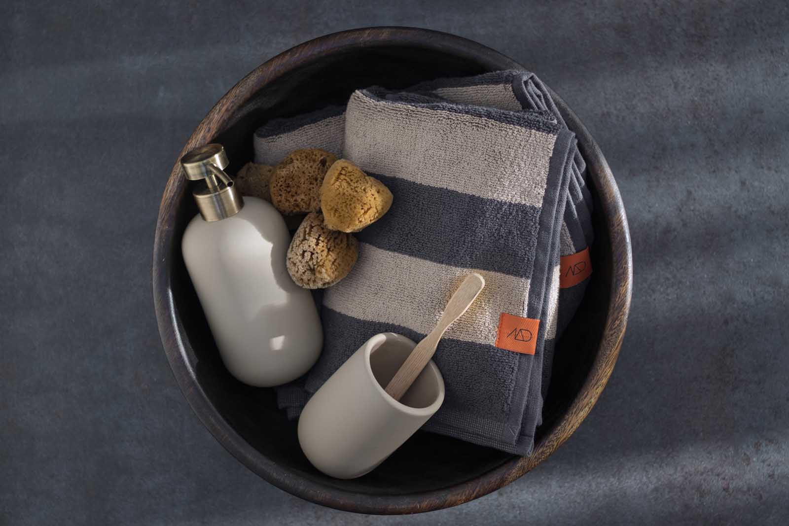 Mette Ditmer（メッテ・ディットマー）は、1995年にデンマークで設立されたインテリアブランドで、北欧ミニマリズムと洗練されたグラフィックデザインを融合させたスタイルで知られています。創設者メッテ・ディットマーのデザイン哲学は「ディテールにこそ真の個性が宿る」というもので、シンプルでありながら印象的な色使いや質感へのこだわりが、日常に上質な美しさをもたらします。バスルームアクセサリーやテキスタイル、ホームデコレーションなど幅広いラインナップを展開し、機能性と美しさを両立した製品は、ヨーロッパを中心に世界中で支持されています。サステナビリティにも配慮し、長く使える耐久性のある素材や時代に左右されないデザインを採用。Mette Ditmerは、日常空間を心地よく整えるための美意識とクラフトマンシップが詰まった北欧ブランドです。