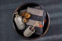 Mette Ditmer（メッテ・ディットマー）は、1995年にデンマークで設立されたインテリアブランドで、北欧ミニマリズムと洗練されたグラフィックデザインを融合させたスタイルで知られています。創設者メッテ・ディットマーのデザイン哲学は「ディテールにこそ真の個性が宿る」というもので、シンプルでありながら印象的な色使いや質感へのこだわりが、日常に上質な美しさをもたらします。バスルームアクセサリーやテキスタイル、ホームデコレーションなど幅広いラインナップを展開し、機能性と美しさを両立した製品は、ヨーロッパを中心に世界中で支持されています。サステナビリティにも配慮し、長く使える耐久性のある素材や時代に左右されないデザインを採用。Mette Ditmerは、日常空間を心地よく整えるための美意識とクラフトマンシップが詰まった北欧ブランドです。