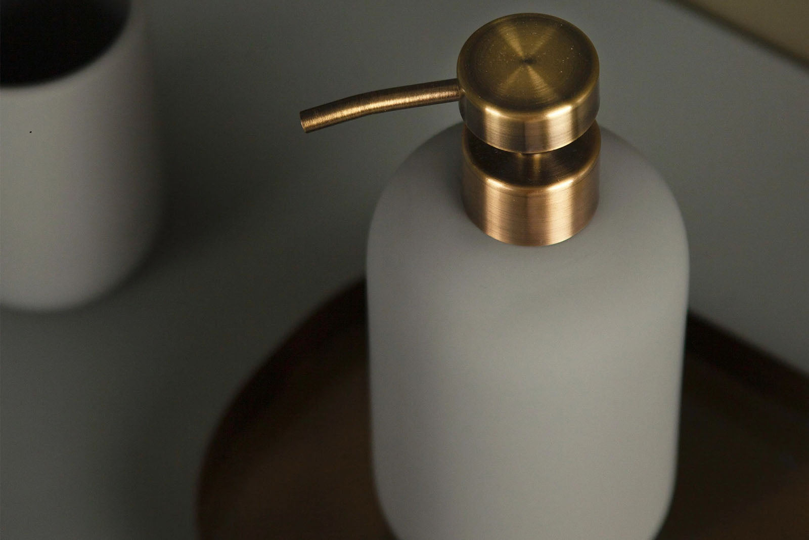 Mette Ditmer（メッテ・ディットマー）は、1995年にデンマークで設立されたインテリアブランドで、北欧ミニマリズムと洗練されたグラフィックデザインを融合させたスタイルで知られています。創設者メッテ・ディットマーのデザイン哲学は「ディテールにこそ真の個性が宿る」というもので、シンプルでありながら印象的な色使いや質感へのこだわりが、日常に上質な美しさをもたらします。バスルームアクセサリーやテキスタイル、ホームデコレーションなど幅広いラインナップを展開し、機能性と美しさを両立した製品は、ヨーロッパを中心に世界中で支持されています。サステナビリティにも配慮し、長く使える耐久性のある素材や時代に左右されないデザインを採用。Mette Ditmerは、日常空間を心地よく整えるための美意識とクラフトマンシップが詰まった北欧ブランドです。