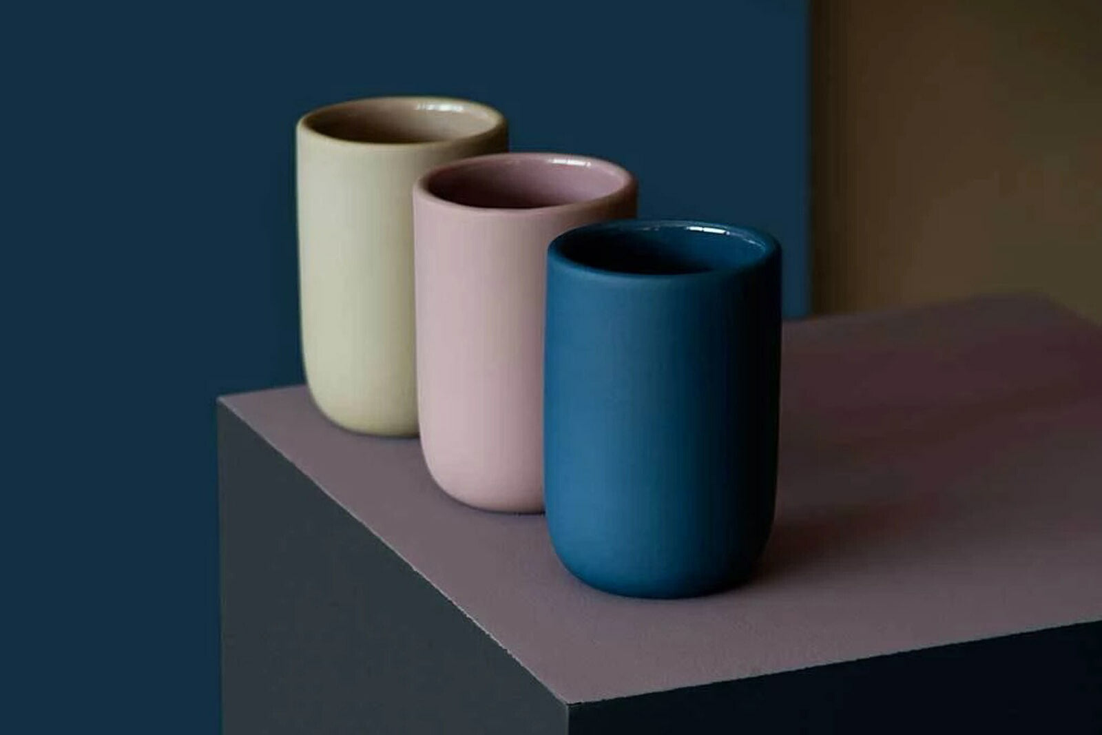 Mette Ditmer（メッテ・ディットマー）は、1995年にデンマークで設立されたインテリアブランドで、北欧ミニマリズムと洗練されたグラフィックデザインを融合させたスタイルで知られています。創設者メッテ・ディットマーのデザイン哲学は「ディテールにこそ真の個性が宿る」というもので、シンプルでありながら印象的な色使いや質感へのこだわりが、日常に上質な美しさをもたらします。バスルームアクセサリーやテキスタイル、ホームデコレーションなど幅広いラインナップを展開し、機能性と美しさを両立した製品は、ヨーロッパを中心に世界中で支持されています。サステナビリティにも配慮し、長く使える耐久性のある素材や時代に左右されないデザインを採用。Mette Ditmerは、日常空間を心地よく整えるための美意識とクラフトマンシップが詰まった北欧ブランドです。