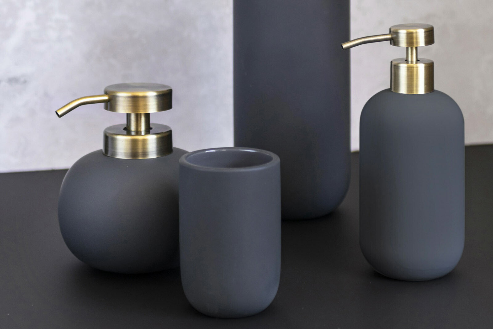 Mette Ditmer（メッテ・ディットマー）は、1995年にデンマークで設立されたインテリアブランドで、北欧ミニマリズムと洗練されたグラフィックデザインを融合させたスタイルで知られています。創設者メッテ・ディットマーのデザイン哲学は「ディテールにこそ真の個性が宿る」というもので、シンプルでありながら印象的な色使いや質感へのこだわりが、日常に上質な美しさをもたらします。バスルームアクセサリーやテキスタイル、ホームデコレーションなど幅広いラインナップを展開し、機能性と美しさを両立した製品は、ヨーロッパを中心に世界中で支持されています。サステナビリティにも配慮し、長く使える耐久性のある素材や時代に左右されないデザインを採用。Mette Ditmerは、日常空間を心地よく整えるための美意識とクラフトマンシップが詰まった北欧ブランドです。