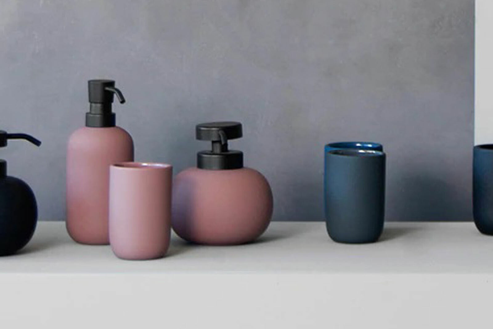 Mette Ditmer（メッテ・ディットマー）は、1995年にデンマークで設立されたインテリアブランドで、北欧ミニマリズムと洗練されたグラフィックデザインを融合させたスタイルで知られています。創設者メッテ・ディットマーのデザイン哲学は「ディテールにこそ真の個性が宿る」というもので、シンプルでありながら印象的な色使いや質感へのこだわりが、日常に上質な美しさをもたらします。バスルームアクセサリーやテキスタイル、ホームデコレーションなど幅広いラインナップを展開し、機能性と美しさを両立した製品は、ヨーロッパを中心に世界中で支持されています。サステナビリティにも配慮し、長く使える耐久性のある素材や時代に左右されないデザインを採用。Mette Ditmerは、日常空間を心地よく整えるための美意識とクラフトマンシップが詰まった北欧ブランドです。