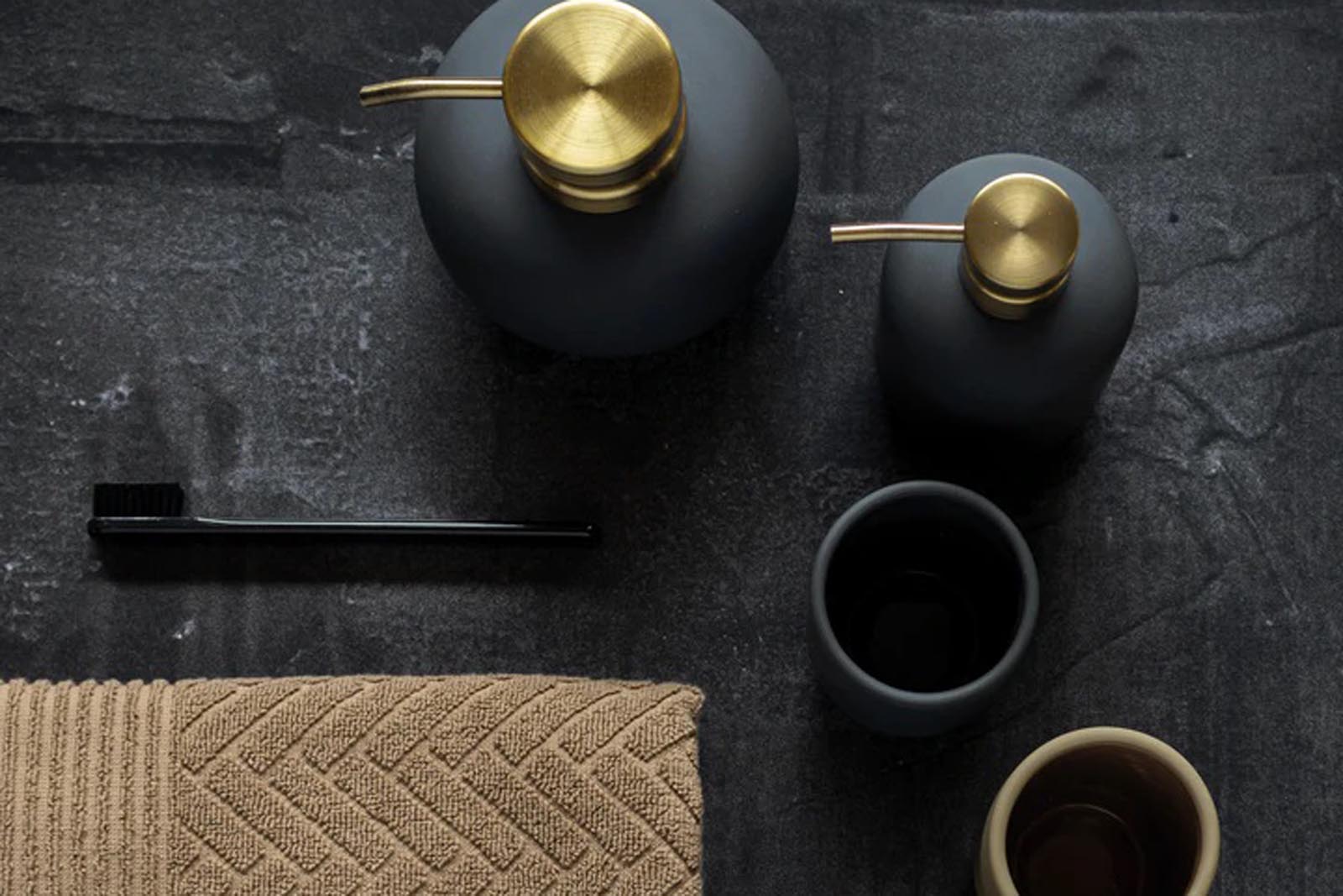 Mette Ditmer（メッテ・ディットマー）は、1995年にデンマークで設立されたインテリアブランドで、北欧ミニマリズムと洗練されたグラフィックデザインを融合させたスタイルで知られています。創設者メッテ・ディットマーのデザイン哲学は「ディテールにこそ真の個性が宿る」というもので、シンプルでありながら印象的な色使いや質感へのこだわりが、日常に上質な美しさをもたらします。バスルームアクセサリーやテキスタイル、ホームデコレーションなど幅広いラインナップを展開し、機能性と美しさを両立した製品は、ヨーロッパを中心に世界中で支持されています。サステナビリティにも配慮し、長く使える耐久性のある素材や時代に左右されないデザインを採用。Mette Ditmerは、日常空間を心地よく整えるための美意識とクラフトマンシップが詰まった北欧ブランドです。