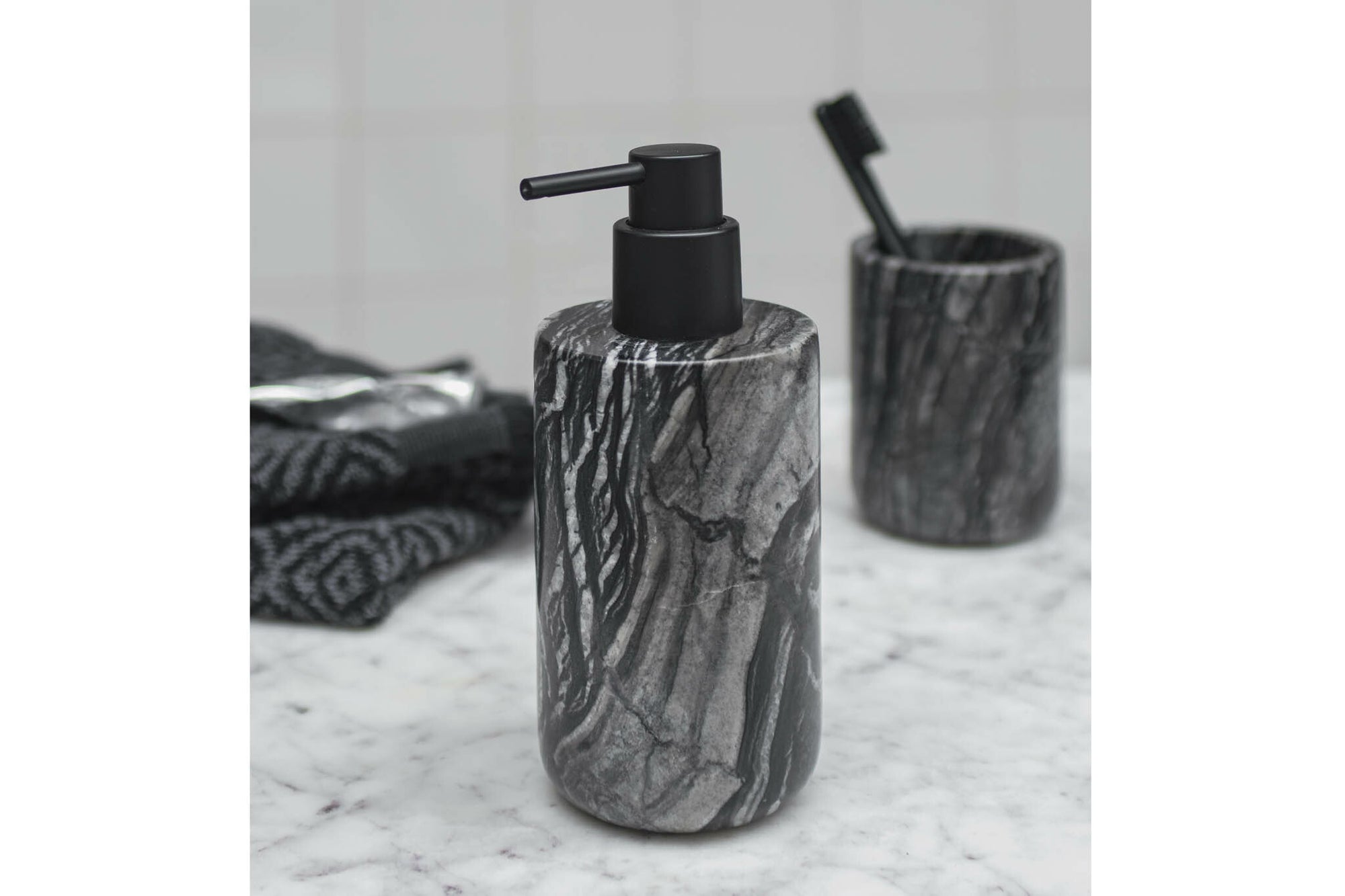 Mette Ditmer（メッテ・ディットマー）は、1995年にデンマークで設立されたインテリアブランドで、北欧ミニマリズムと洗練されたグラフィックデザインを融合させたスタイルで知られています。創設者メッテ・ディットマーのデザイン哲学は「ディテールにこそ真の個性が宿る」というもので、シンプルでありながら印象的な色使いや質感へのこだわりが、日常に上質な美しさをもたらします。バスルームアクセサリーやテキスタイル、ホームデコレーションなど幅広いラインナップを展開し、機能性と美しさを両立した製品は、ヨーロッパを中心に世界中で支持されています。サステナビリティにも配慮し、長く使える耐久性のある素材や時代に左右されないデザインを採用。Mette Ditmerは、日常空間を心地よく整えるための美意識とクラフトマンシップが詰まった北欧ブランドです。