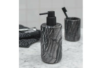 Mette Ditmer（メッテ・ディットマー）は、1995年にデンマークで設立されたインテリアブランドで、北欧ミニマリズムと洗練されたグラフィックデザインを融合させたスタイルで知られています。創設者メッテ・ディットマーのデザイン哲学は「ディテールにこそ真の個性が宿る」というもので、シンプルでありながら印象的な色使いや質感へのこだわりが、日常に上質な美しさをもたらします。バスルームアクセサリーやテキスタイル、ホームデコレーションなど幅広いラインナップを展開し、機能性と美しさを両立した製品は、ヨーロッパを中心に世界中で支持されています。サステナビリティにも配慮し、長く使える耐久性のある素材や時代に左右されないデザインを採用。Mette Ditmerは、日常空間を心地よく整えるための美意識とクラフトマンシップが詰まった北欧ブランドです。