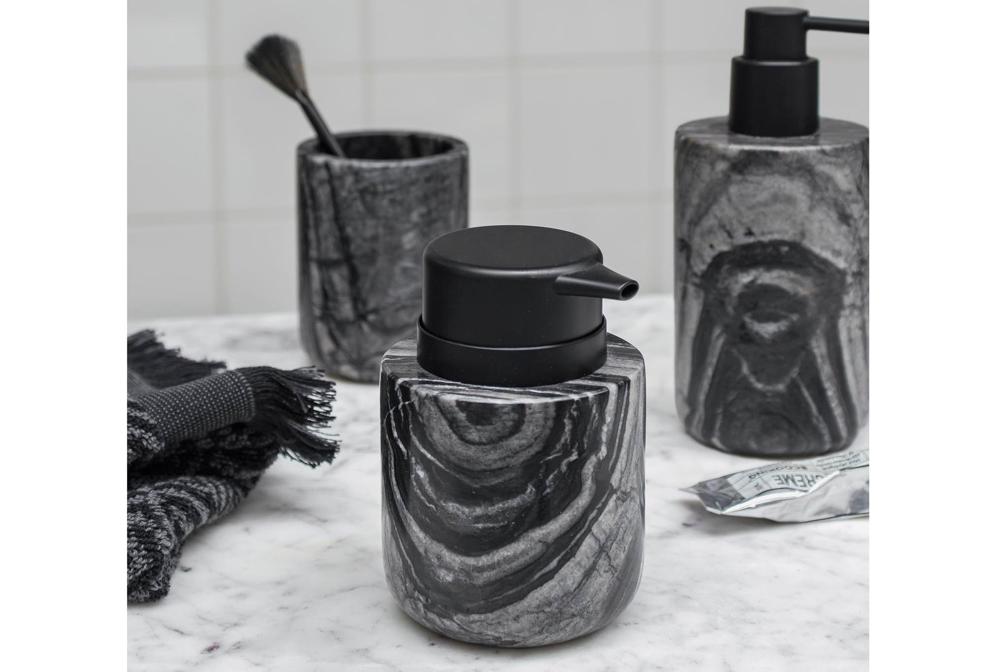 Mette Ditmer（メッテ・ディットマー）は、1995年にデンマークで設立されたインテリアブランドで、北欧ミニマリズムと洗練されたグラフィックデザインを融合させたスタイルで知られています。創設者メッテ・ディットマーのデザイン哲学は「ディテールにこそ真の個性が宿る」というもので、シンプルでありながら印象的な色使いや質感へのこだわりが、日常に上質な美しさをもたらします。バスルームアクセサリーやテキスタイル、ホームデコレーションなど幅広いラインナップを展開し、機能性と美しさを両立した製品は、ヨーロッパを中心に世界中で支持されています。サステナビリティにも配慮し、長く使える耐久性のある素材や時代に左右されないデザインを採用。Mette Ditmerは、日常空間を心地よく整えるための美意識とクラフトマンシップが詰まった北欧ブランドです。