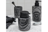 Mette Ditmer（メッテ・ディットマー）は、1995年にデンマークで設立されたインテリアブランドで、北欧ミニマリズムと洗練されたグラフィックデザインを融合させたスタイルで知られています。創設者メッテ・ディットマーのデザイン哲学は「ディテールにこそ真の個性が宿る」というもので、シンプルでありながら印象的な色使いや質感へのこだわりが、日常に上質な美しさをもたらします。バスルームアクセサリーやテキスタイル、ホームデコレーションなど幅広いラインナップを展開し、機能性と美しさを両立した製品は、ヨーロッパを中心に世界中で支持されています。サステナビリティにも配慮し、長く使える耐久性のある素材や時代に左右されないデザインを採用。Mette Ditmerは、日常空間を心地よく整えるための美意識とクラフトマンシップが詰まった北欧ブランドです。