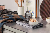 Mette Ditmer（メッテ・ディットマー）は、1995年にデンマークで設立されたインテリアブランドで、北欧ミニマリズムと洗練されたグラフィックデザインを融合させたスタイルで知られています。創設者メッテ・ディットマーのデザイン哲学は「ディテールにこそ真の個性が宿る」というもので、シンプルでありながら印象的な色使いや質感へのこだわりが、日常に上質な美しさをもたらします。バスルームアクセサリーやテキスタイル、ホームデコレーションなど幅広いラインナップを展開し、機能性と美しさを両立した製品は、ヨーロッパを中心に世界中で支持されています。サステナビリティにも配慮し、長く使える耐久性のある素材や時代に左右されないデザインを採用。Mette Ditmerは、日常空間を心地よく整えるための美意識とクラフトマンシップが詰まった北欧ブランドです。