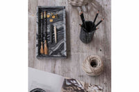 Mette Ditmer（メッテ・ディットマー）は、1995年にデンマークで設立されたインテリアブランドで、北欧ミニマリズムと洗練されたグラフィックデザインを融合させたスタイルで知られています。創設者メッテ・ディットマーのデザイン哲学は「ディテールにこそ真の個性が宿る」というもので、シンプルでありながら印象的な色使いや質感へのこだわりが、日常に上質な美しさをもたらします。バスルームアクセサリーやテキスタイル、ホームデコレーションなど幅広いラインナップを展開し、機能性と美しさを両立した製品は、ヨーロッパを中心に世界中で支持されています。サステナビリティにも配慮し、長く使える耐久性のある素材や時代に左右されないデザインを採用。Mette Ditmerは、日常空間を心地よく整えるための美意識とクラフトマンシップが詰まった北欧ブランドです。