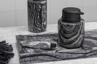 Mette Ditmer（メッテ・ディットマー）は、1995年にデンマークで設立されたインテリアブランドで、北欧ミニマリズムと洗練されたグラフィックデザインを融合させたスタイルで知られています。創設者メッテ・ディットマーのデザイン哲学は「ディテールにこそ真の個性が宿る」というもので、シンプルでありながら印象的な色使いや質感へのこだわりが、日常に上質な美しさをもたらします。バスルームアクセサリーやテキスタイル、ホームデコレーションなど幅広いラインナップを展開し、機能性と美しさを両立した製品は、ヨーロッパを中心に世界中で支持されています。サステナビリティにも配慮し、長く使える耐久性のある素材や時代に左右されないデザインを採用。Mette Ditmerは、日常空間を心地よく整えるための美意識とクラフトマンシップが詰まった北欧ブランドです。