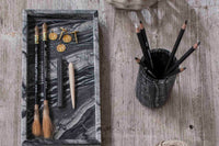 Mette Ditmer（メッテ・ディットマー）は、1995年にデンマークで設立されたインテリアブランドで、北欧ミニマリズムと洗練されたグラフィックデザインを融合させたスタイルで知られています。創設者メッテ・ディットマーのデザイン哲学は「ディテールにこそ真の個性が宿る」というもので、シンプルでありながら印象的な色使いや質感へのこだわりが、日常に上質な美しさをもたらします。バスルームアクセサリーやテキスタイル、ホームデコレーションなど幅広いラインナップを展開し、機能性と美しさを両立した製品は、ヨーロッパを中心に世界中で支持されています。サステナビリティにも配慮し、長く使える耐久性のある素材や時代に左右されないデザインを採用。Mette Ditmerは、日常空間を心地よく整えるための美意識とクラフトマンシップが詰まった北欧ブランドです。