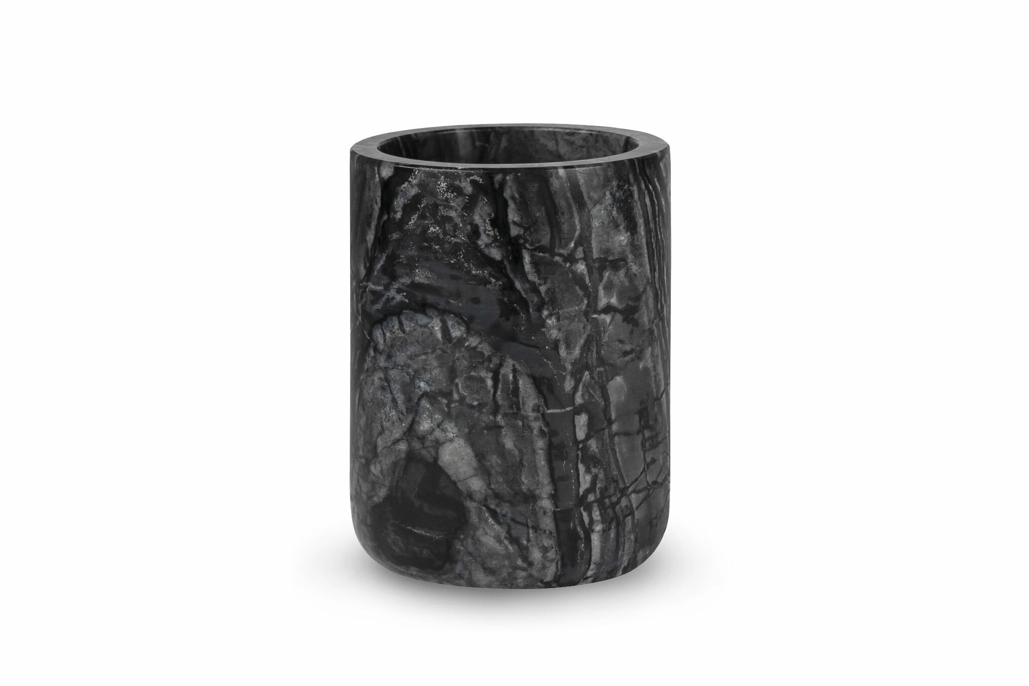 Mette Ditmer（メッテ・ディットマー）は、1995年にデンマークで設立されたインテリアブランドで、北欧ミニマリズムと洗練されたグラフィックデザインを融合させたスタイルで知られています。創設者メッテ・ディットマーのデザイン哲学は「ディテールにこそ真の個性が宿る」というもので、シンプルでありながら印象的な色使いや質感へのこだわりが、日常に上質な美しさをもたらします。バスルームアクセサリーやテキスタイル、ホームデコレーションなど幅広いラインナップを展開し、機能性と美しさを両立した製品は、ヨーロッパを中心に世界中で支持されています。サステナビリティにも配慮し、長く使える耐久性のある素材や時代に左右されないデザインを採用。Mette Ditmerは、日常空間を心地よく整えるための美意識とクラフトマンシップが詰まった北欧ブランドです。