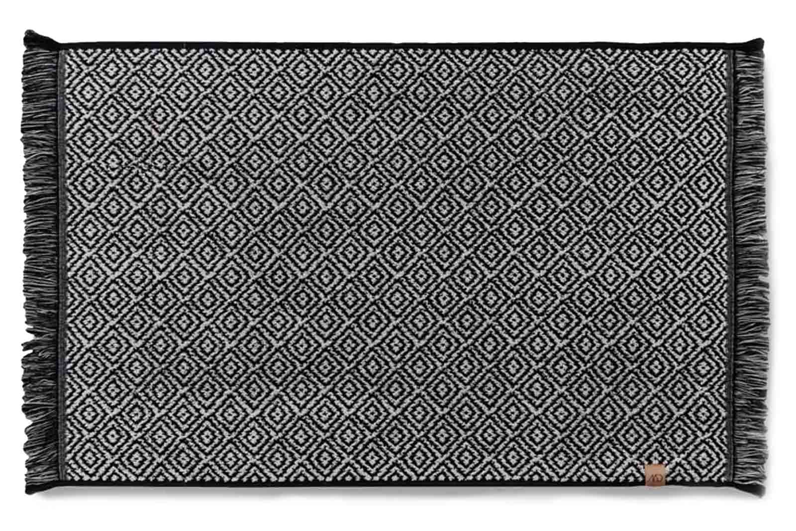 Mette Ditmer（メッテ・ディットマー）は、1995年にデンマークで設立されたインテリアブランドで、北欧ミニマリズムと洗練されたグラフィックデザインを融合させたスタイルで知られています。創設者メッテ・ディットマーのデザイン哲学は「ディテールにこそ真の個性が宿る」というもので、シンプルでありながら印象的な色使いや質感へのこだわりが、日常に上質な美しさをもたらします。バスルームアクセサリーやテキスタイル、ホームデコレーションなど幅広いラインナップを展開し、機能性と美しさを両立した製品は、ヨーロッパを中心に世界中で支持されています。サステナビリティにも配慮し、長く使える耐久性のある素材や時代に左右されないデザインを採用。Mette Ditmerは、日常空間を心地よく整えるための美意識とクラフトマンシップが詰まった北欧ブランドです。