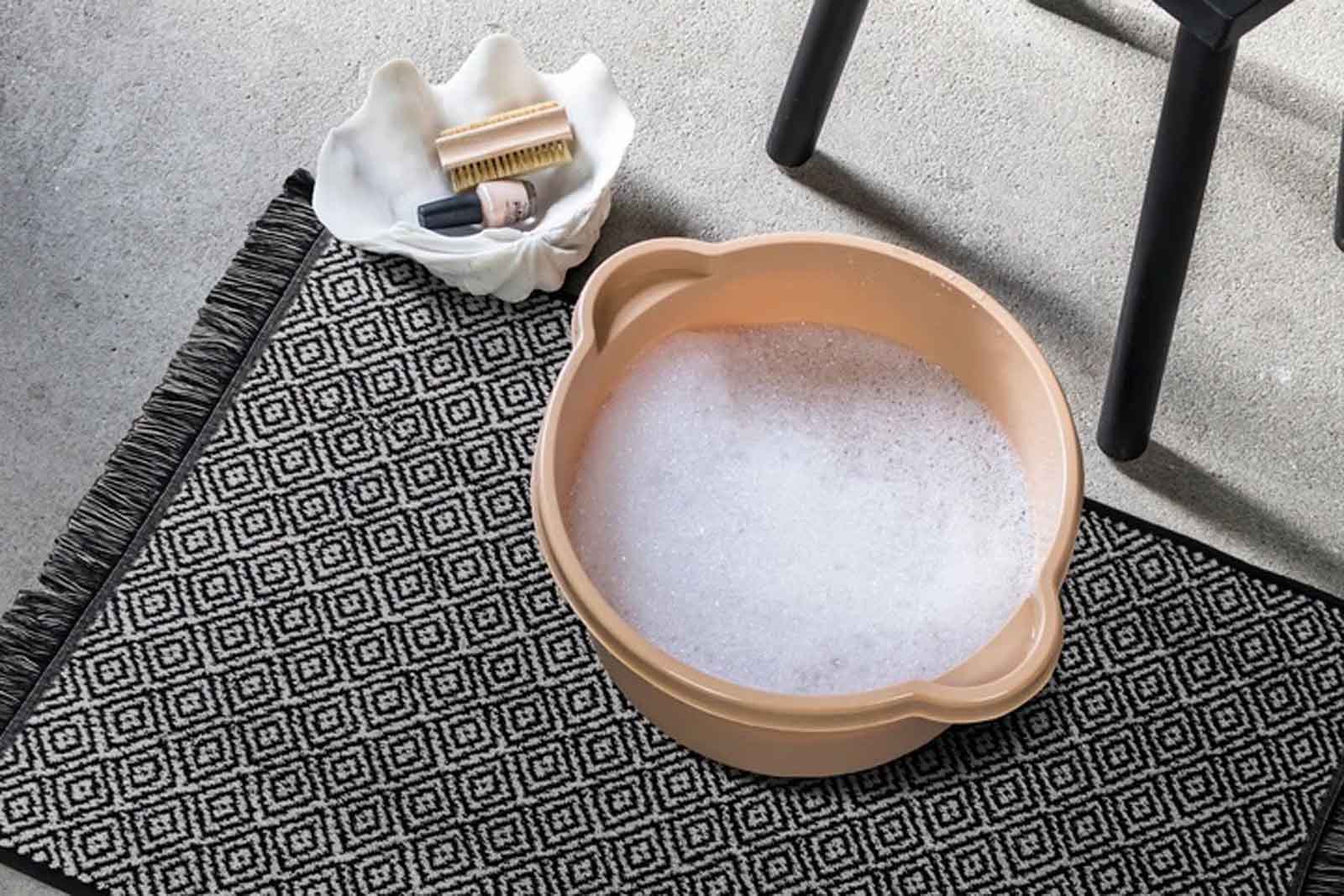 Mette Ditmer（メッテ・ディットマー）は、1995年にデンマークで設立されたインテリアブランドで、北欧ミニマリズムと洗練されたグラフィックデザインを融合させたスタイルで知られています。創設者メッテ・ディットマーのデザイン哲学は「ディテールにこそ真の個性が宿る」というもので、シンプルでありながら印象的な色使いや質感へのこだわりが、日常に上質な美しさをもたらします。バスルームアクセサリーやテキスタイル、ホームデコレーションなど幅広いラインナップを展開し、機能性と美しさを両立した製品は、ヨーロッパを中心に世界中で支持されています。サステナビリティにも配慮し、長く使える耐久性のある素材や時代に左右されないデザインを採用。Mette Ditmerは、日常空間を心地よく整えるための美意識とクラフトマンシップが詰まった北欧ブランドです。