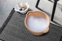 Mette Ditmer（メッテ・ディットマー）は、1995年にデンマークで設立されたインテリアブランドで、北欧ミニマリズムと洗練されたグラフィックデザインを融合させたスタイルで知られています。創設者メッテ・ディットマーのデザイン哲学は「ディテールにこそ真の個性が宿る」というもので、シンプルでありながら印象的な色使いや質感へのこだわりが、日常に上質な美しさをもたらします。バスルームアクセサリーやテキスタイル、ホームデコレーションなど幅広いラインナップを展開し、機能性と美しさを両立した製品は、ヨーロッパを中心に世界中で支持されています。サステナビリティにも配慮し、長く使える耐久性のある素材や時代に左右されないデザインを採用。Mette Ditmerは、日常空間を心地よく整えるための美意識とクラフトマンシップが詰まった北欧ブランドです。