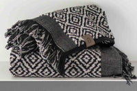 Mette Ditmer（メッテ・ディットマー）は、1995年にデンマークで設立されたインテリアブランドで、北欧ミニマリズムと洗練されたグラフィックデザインを融合させたスタイルで知られています。創設者メッテ・ディットマーのデザイン哲学は「ディテールにこそ真の個性が宿る」というもので、シンプルでありながら印象的な色使いや質感へのこだわりが、日常に上質な美しさをもたらします。バスルームアクセサリーやテキスタイル、ホームデコレーションなど幅広いラインナップを展開し、機能性と美しさを両立した製品は、ヨーロッパを中心に世界中で支持されています。サステナビリティにも配慮し、長く使える耐久性のある素材や時代に左右されないデザインを採用。Mette Ditmerは、日常空間を心地よく整えるための美意識とクラフトマンシップが詰まった北欧ブランドです。