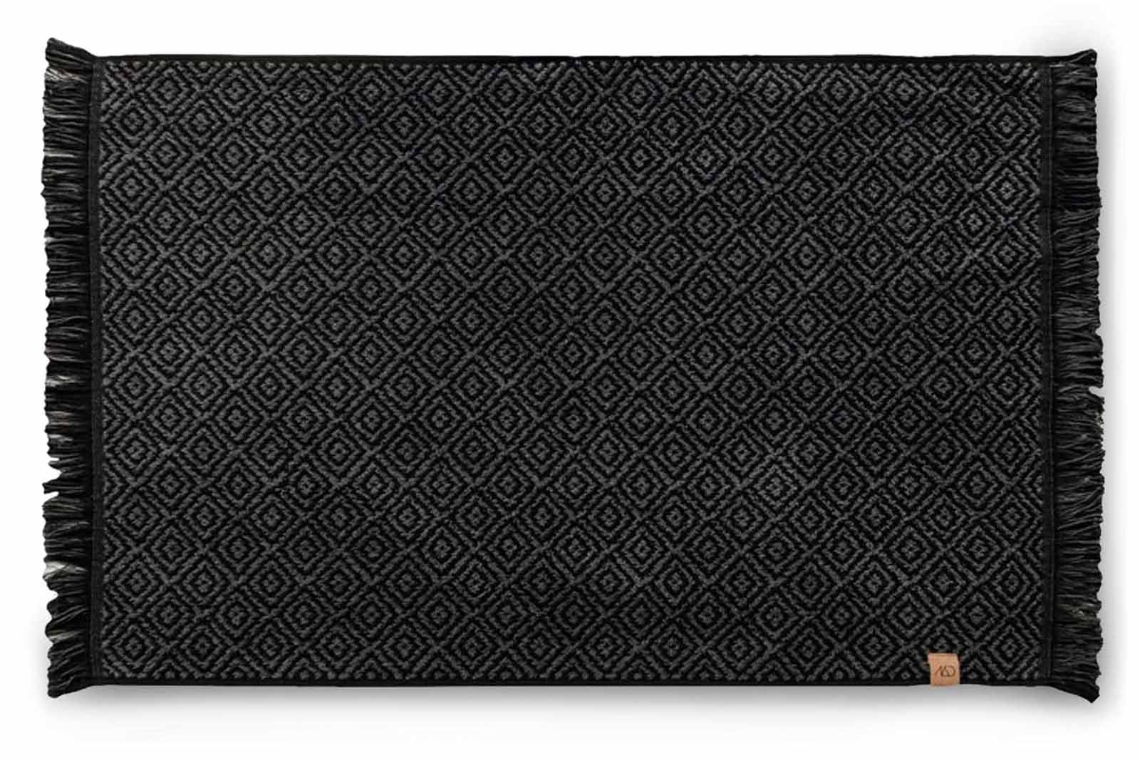 Mette Ditmer（メッテ・ディットマー）は、1995年にデンマークで設立されたインテリアブランドで、北欧ミニマリズムと洗練されたグラフィックデザインを融合させたスタイルで知られています。創設者メッテ・ディットマーのデザイン哲学は「ディテールにこそ真の個性が宿る」というもので、シンプルでありながら印象的な色使いや質感へのこだわりが、日常に上質な美しさをもたらします。バスルームアクセサリーやテキスタイル、ホームデコレーションなど幅広いラインナップを展開し、機能性と美しさを両立した製品は、ヨーロッパを中心に世界中で支持されています。サステナビリティにも配慮し、長く使える耐久性のある素材や時代に左右されないデザインを採用。Mette Ditmerは、日常空間を心地よく整えるための美意識とクラフトマンシップが詰まった北欧ブランドです。