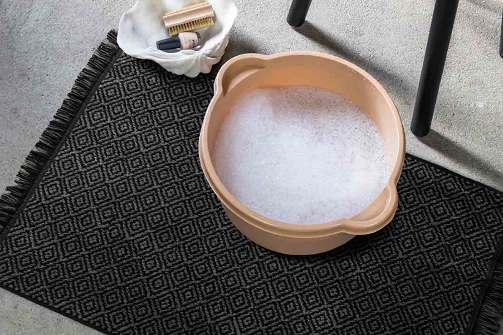 Mette Ditmer（メッテ・ディットマー）は、1995年にデンマークで設立されたインテリアブランドで、北欧ミニマリズムと洗練されたグラフィックデザインを融合させたスタイルで知られています。創設者メッテ・ディットマーのデザイン哲学は「ディテールにこそ真の個性が宿る」というもので、シンプルでありながら印象的な色使いや質感へのこだわりが、日常に上質な美しさをもたらします。バスルームアクセサリーやテキスタイル、ホームデコレーションなど幅広いラインナップを展開し、機能性と美しさを両立した製品は、ヨーロッパを中心に世界中で支持されています。サステナビリティにも配慮し、長く使える耐久性のある素材や時代に左右されないデザインを採用。Mette Ditmerは、日常空間を心地よく整えるための美意識とクラフトマンシップが詰まった北欧ブランドです。