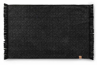 Mette Ditmer（メッテ・ディットマー）は、1995年にデンマークで設立されたインテリアブランドで、北欧ミニマリズムと洗練されたグラフィックデザインを融合させたスタイルで知られています。創設者メッテ・ディットマーのデザイン哲学は「ディテールにこそ真の個性が宿る」というもので、シンプルでありながら印象的な色使いや質感へのこだわりが、日常に上質な美しさをもたらします。バスルームアクセサリーやテキスタイル、ホームデコレーションなど幅広いラインナップを展開し、機能性と美しさを両立した製品は、ヨーロッパを中心に世界中で支持されています。サステナビリティにも配慮し、長く使える耐久性のある素材や時代に左右されないデザインを採用。Mette Ditmerは、日常空間を心地よく整えるための美意識とクラフトマンシップが詰まった北欧ブランドです。