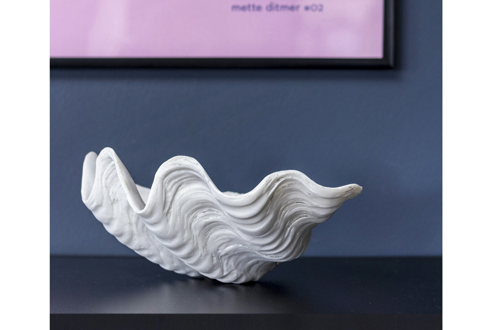 Mette Ditmer（メッテ・ディットマー）は、1995年にデンマークで設立されたインテリアブランドで、北欧ミニマリズムと洗練されたグラフィックデザインを融合させたスタイルで知られています。創設者メッテ・ディットマーのデザイン哲学は「ディテールにこそ真の個性が宿る」というもので、シンプルでありながら印象的な色使いや質感へのこだわりが、日常に上質な美しさをもたらします。バスルームアクセサリーやテキスタイル、ホームデコレーションなど幅広いラインナップを展開し、機能性と美しさを両立した製品は、ヨーロッパを中心に世界中で支持されています。サステナビリティにも配慮し、長く使える耐久性のある素材や時代に左右されないデザインを採用。Mette Ditmerは、日常空間を心地よく整えるための美意識とクラフトマンシップが詰まった北欧ブランドです。