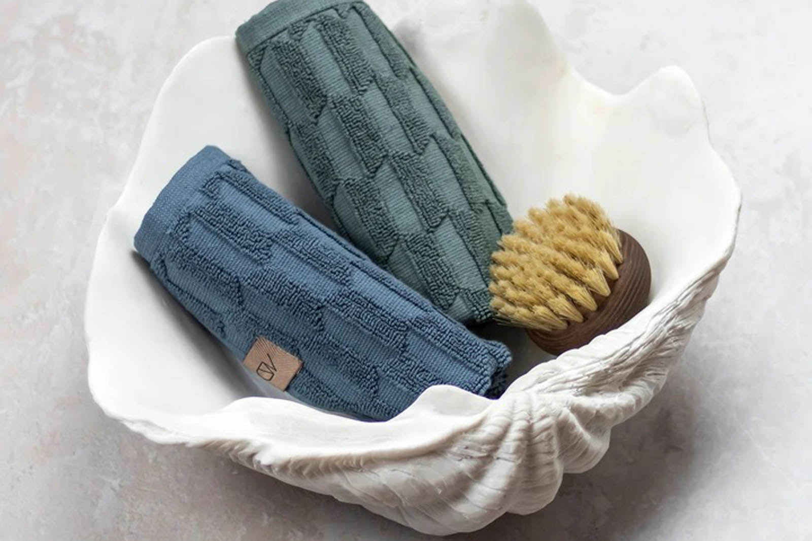 Mette Ditmer（メッテ・ディットマー）は、1995年にデンマークで設立されたインテリアブランドで、北欧ミニマリズムと洗練されたグラフィックデザインを融合させたスタイルで知られています。創設者メッテ・ディットマーのデザイン哲学は「ディテールにこそ真の個性が宿る」というもので、シンプルでありながら印象的な色使いや質感へのこだわりが、日常に上質な美しさをもたらします。バスルームアクセサリーやテキスタイル、ホームデコレーションなど幅広いラインナップを展開し、機能性と美しさを両立した製品は、ヨーロッパを中心に世界中で支持されています。サステナビリティにも配慮し、長く使える耐久性のある素材や時代に左右されないデザインを採用。Mette Ditmerは、日常空間を心地よく整えるための美意識とクラフトマンシップが詰まった北欧ブランドです。