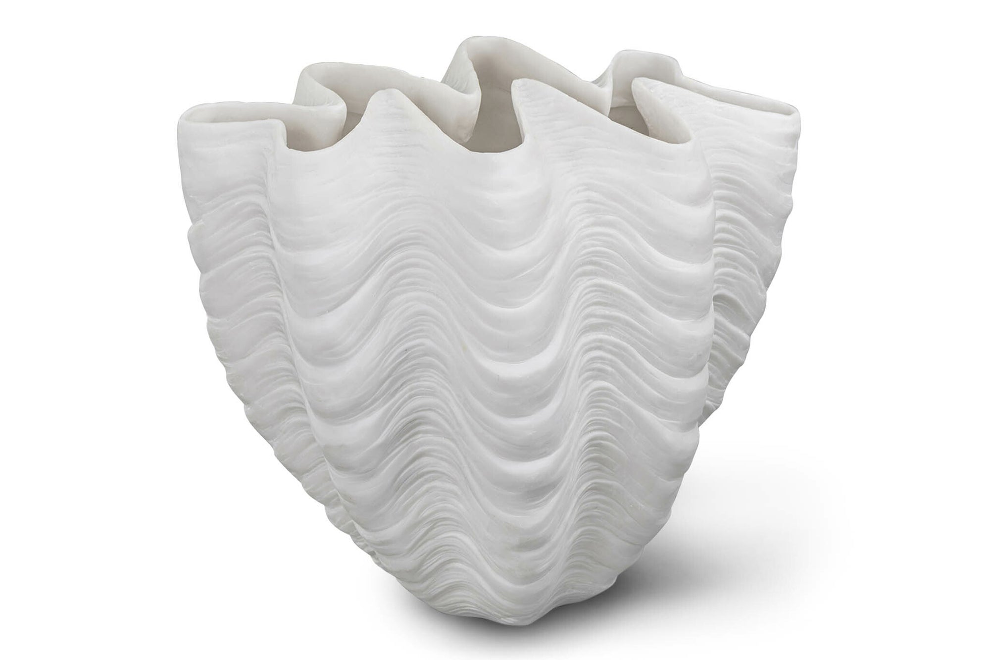 Mette Ditmer（メッテ・ディットマー）は、1995年にデンマークで設立されたインテリアブランドで、北欧ミニマリズムと洗練されたグラフィックデザインを融合させたスタイルで知られています。創設者メッテ・ディットマーのデザイン哲学は「ディテールにこそ真の個性が宿る」というもので、シンプルでありながら印象的な色使いや質感へのこだわりが、日常に上質な美しさをもたらします。バスルームアクセサリーやテキスタイル、ホームデコレーションなど幅広いラインナップを展開し、機能性と美しさを両立した製品は、ヨーロッパを中心に世界中で支持されています。サステナビリティにも配慮し、長く使える耐久性のある素材や時代に左右されないデザインを採用。Mette Ditmerは、日常空間を心地よく整えるための美意識とクラフトマンシップが詰まった北欧ブランドです。